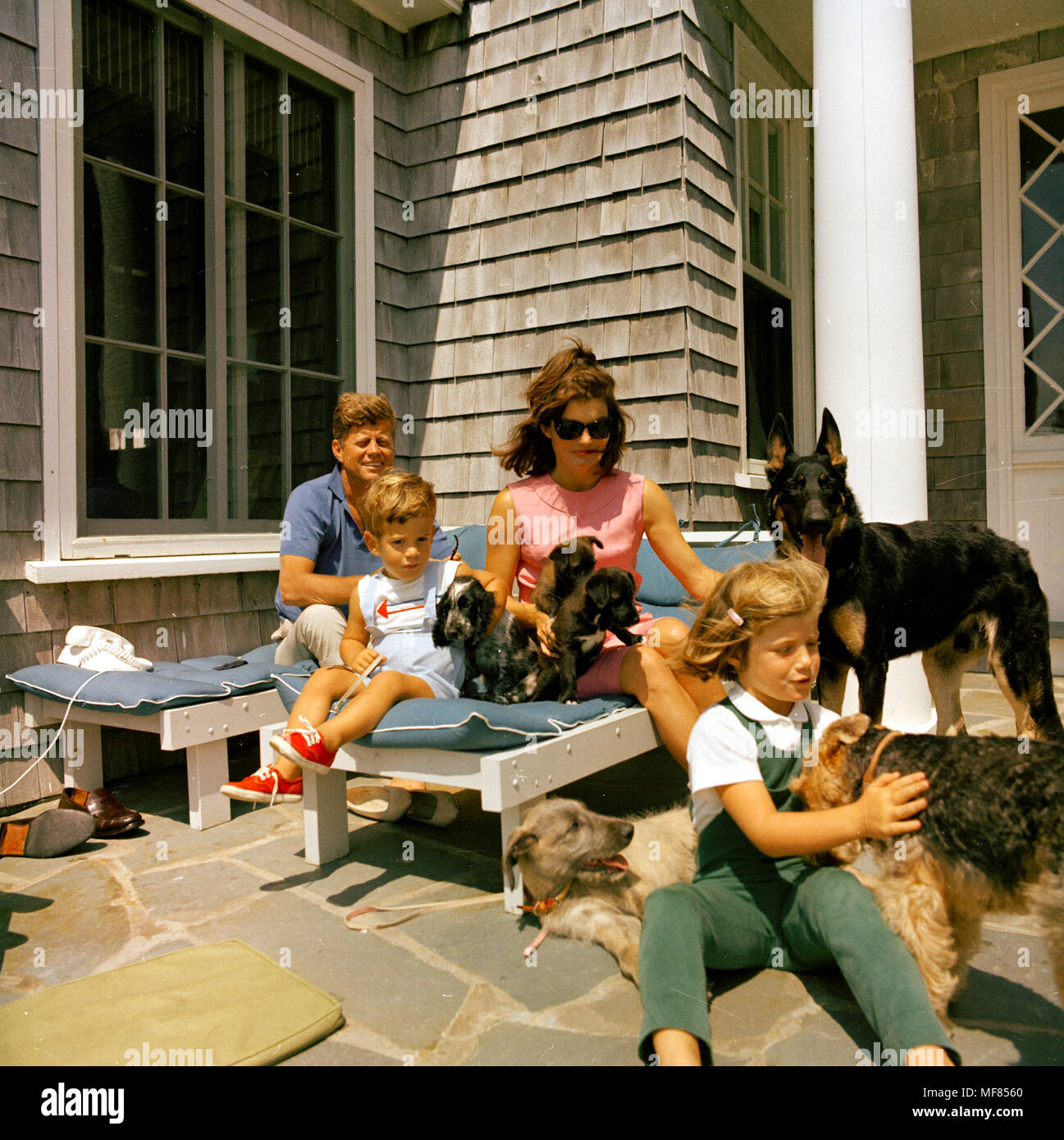 ST-C267-5-63 14 août 1963 Le président Kennedy, John F. Kennedy Jr., Mme Kennedy, et Caroline Kennedy avec chiens de famille. Hyannisport, Squaw Island. Veuillez 'crédit Cecil Stoughton, Maison Blanche/John Fitzgerald Kennedy Library, Boston'. Banque D'Images