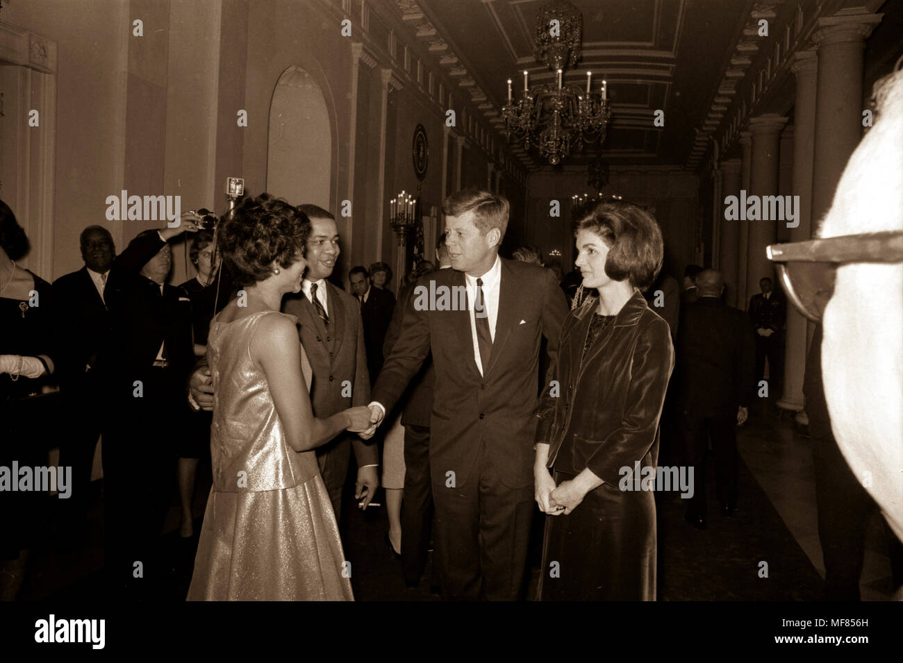 KN-26706 12 février 1963 Le président John F. Kennedy et de la Première Dame Jacqueline Kennedy saluer deux personnes non identifiées au cours de la réception en l'honneur du centenaire de la proclamation d'émancipation dans le Cross Hall à la Maison Blanche, 12 février 1963. Photographie par Robert Knudsen dans le John F. Kennedy Presidential Library and Museum, Boston. Banque D'Images