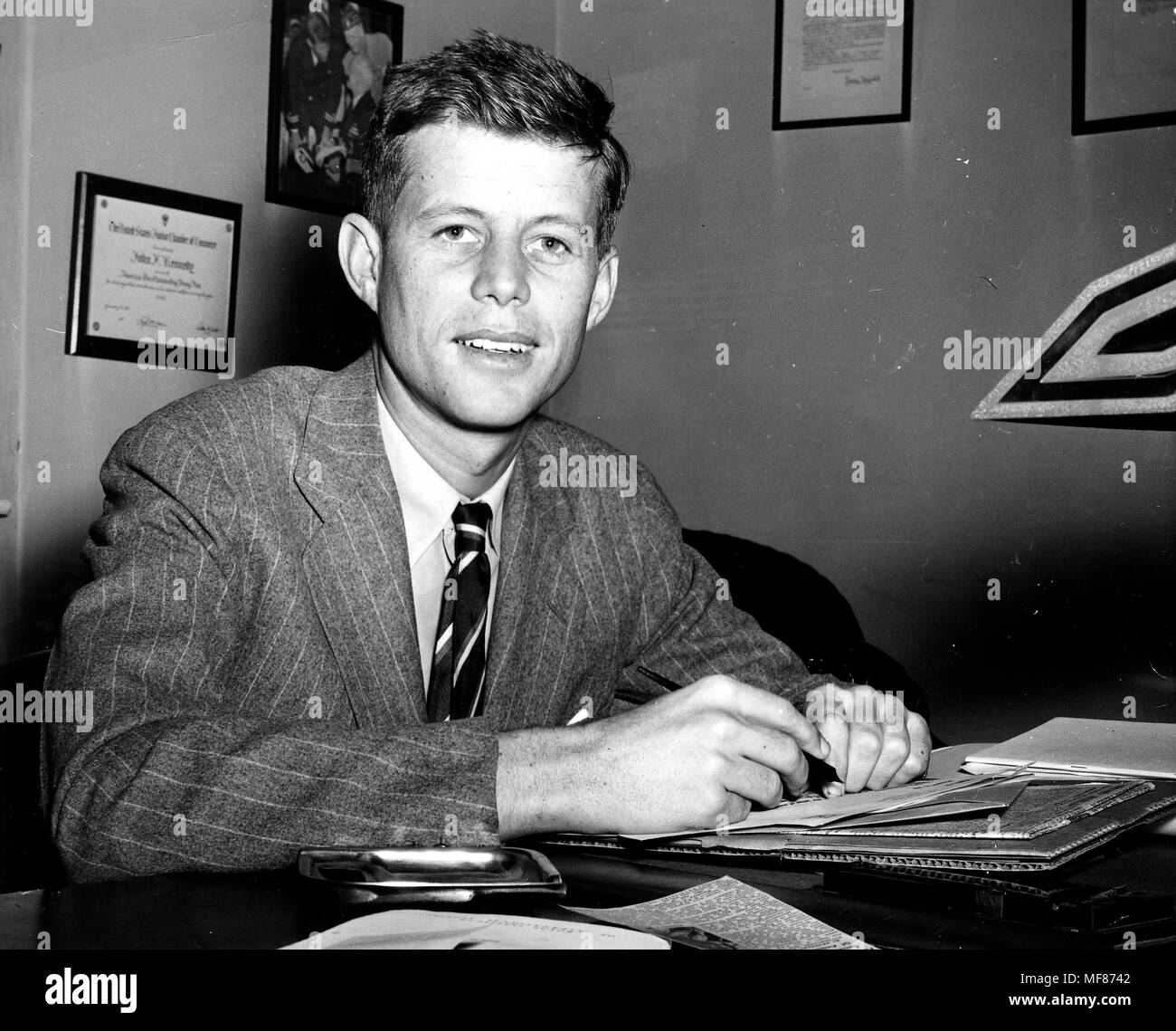 Circa 1946-1947 Membre du Congrès John Fitzgerald Kennedy dans son bureau du Congrès. Photographie de la John Fitzgerald Kennedy Library, Boston. Banque D'Images