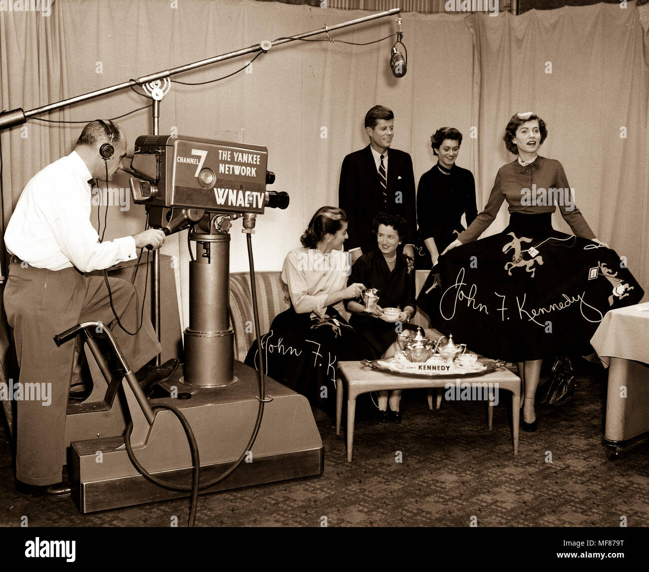 John F. Kennedy's 1952 Sénat Campagne. 'Café avec les Kennedy' call-in programme. Assis, de gauche à droite : Patricia Kennedy, Rose Kennedy ; debout, de gauche à droite : John F. Kennedy, Jean Kennedy, Eunice Kennedy. Banque D'Images