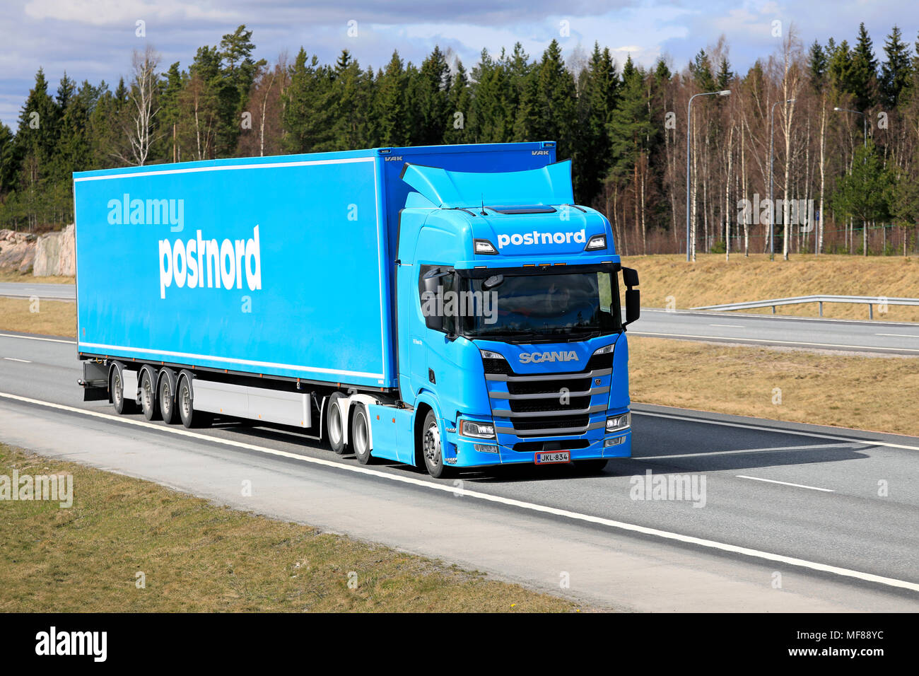 Prochaine génération de Scania R500 semi-remorque de FE-trans pour la logistique PostNord offre une autoroute le long de la charge au printemps à Salo, Finlande - le 21 avril Banque D'Images