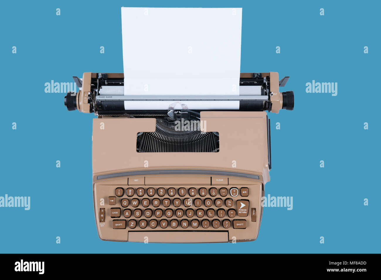 Old Vintage Typewriter avec papier isolé sur un fond bleu Banque D'Images