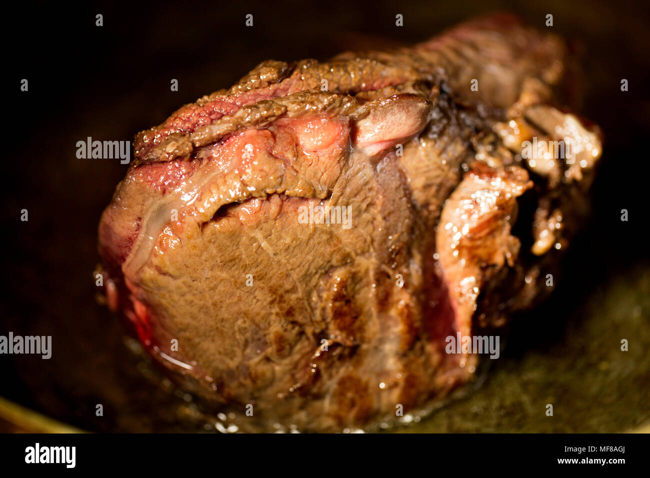 Un bœuf joue dans un supermarché d'être rissolées dans une poêle en cuivre avant d'être placés dans une cocotte avec un mélange de légumes, d'herbes et d'un bouillon de boeuf Banque D'Images Un bœuf joue dans un supermarché d'être rissolées dans une poêle en cuivre avant d'être placés dans une cocotte avec un mélange de légumes, d'herbes et d'un bouillon de boeuf Banque D'Images