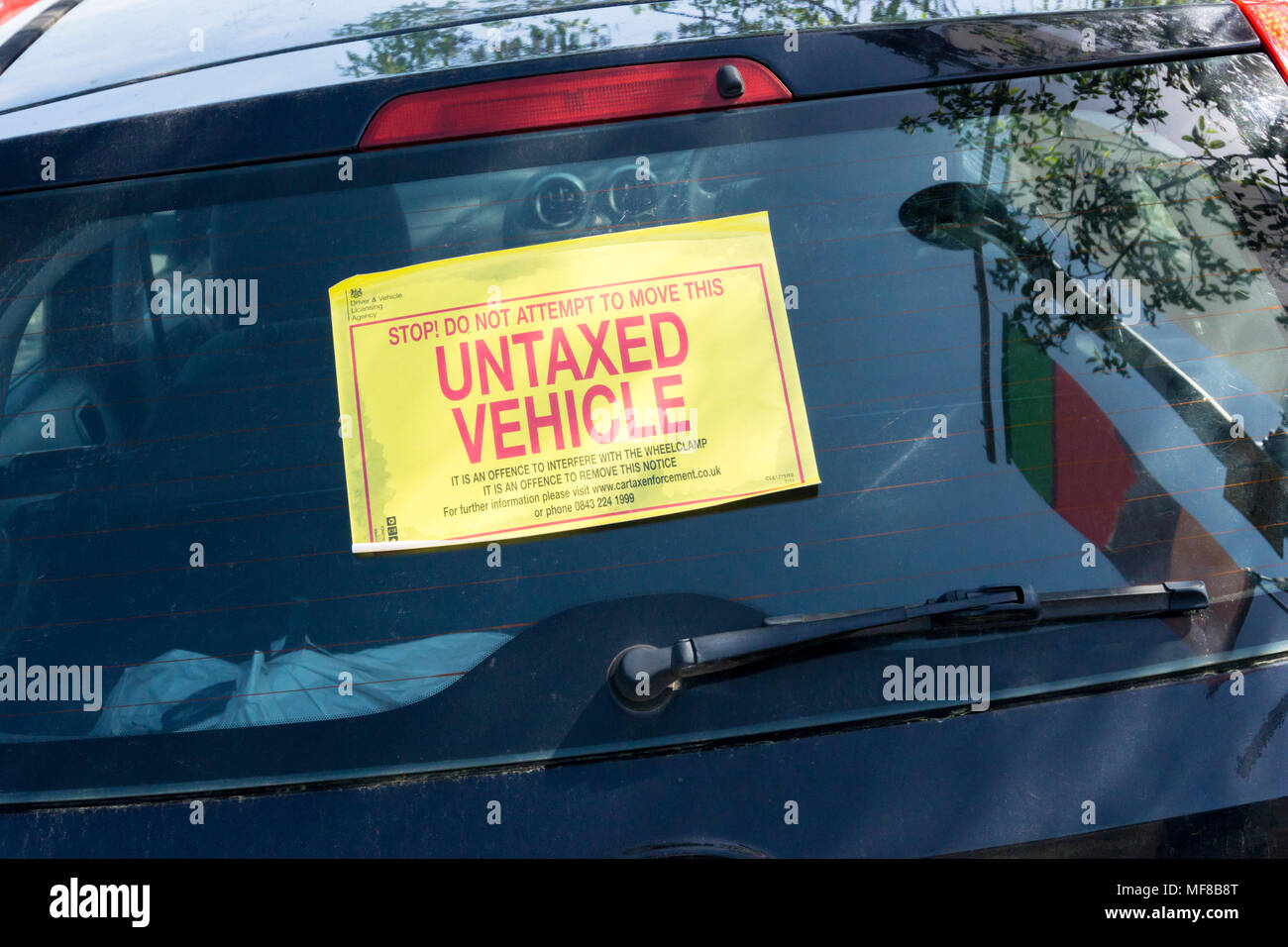 Stop ! N'essayez pas de déplacer ce véhicule non taxés. Inscrivez-vous sur la vitre arrière d'une voiture non taxés. Banque D'Images Stop ! N'essayez pas de déplacer ce véhicule non taxés. Inscrivez-vous sur la vitre arrière d'une voiture non taxés. Banque D'Images