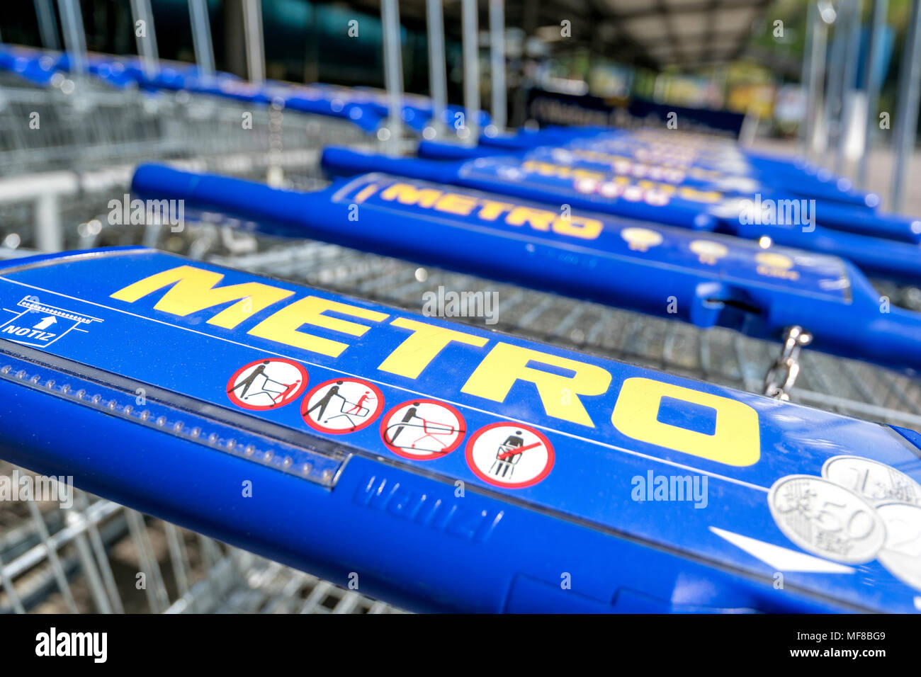 Metro shopping carts faites par Wanzl. Metro Cash & Carry est la plus grande division de vente du commerce de détail allemand et géant Metro AG. Banque D'Images