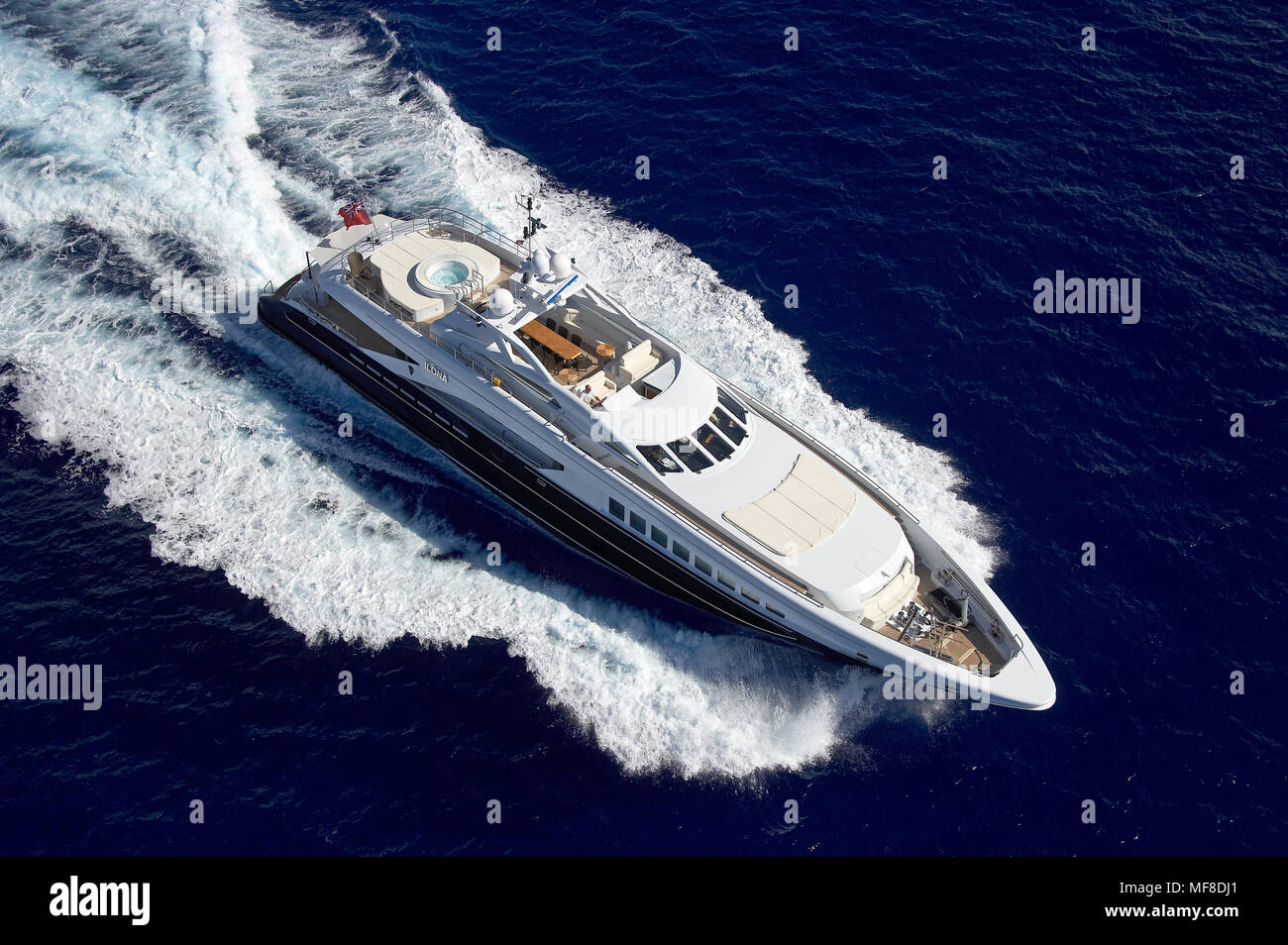 Vue aérienne du yacht de luxe Ilona en cours sur Open Waters créant un éveil époustouflant Banque D'Images