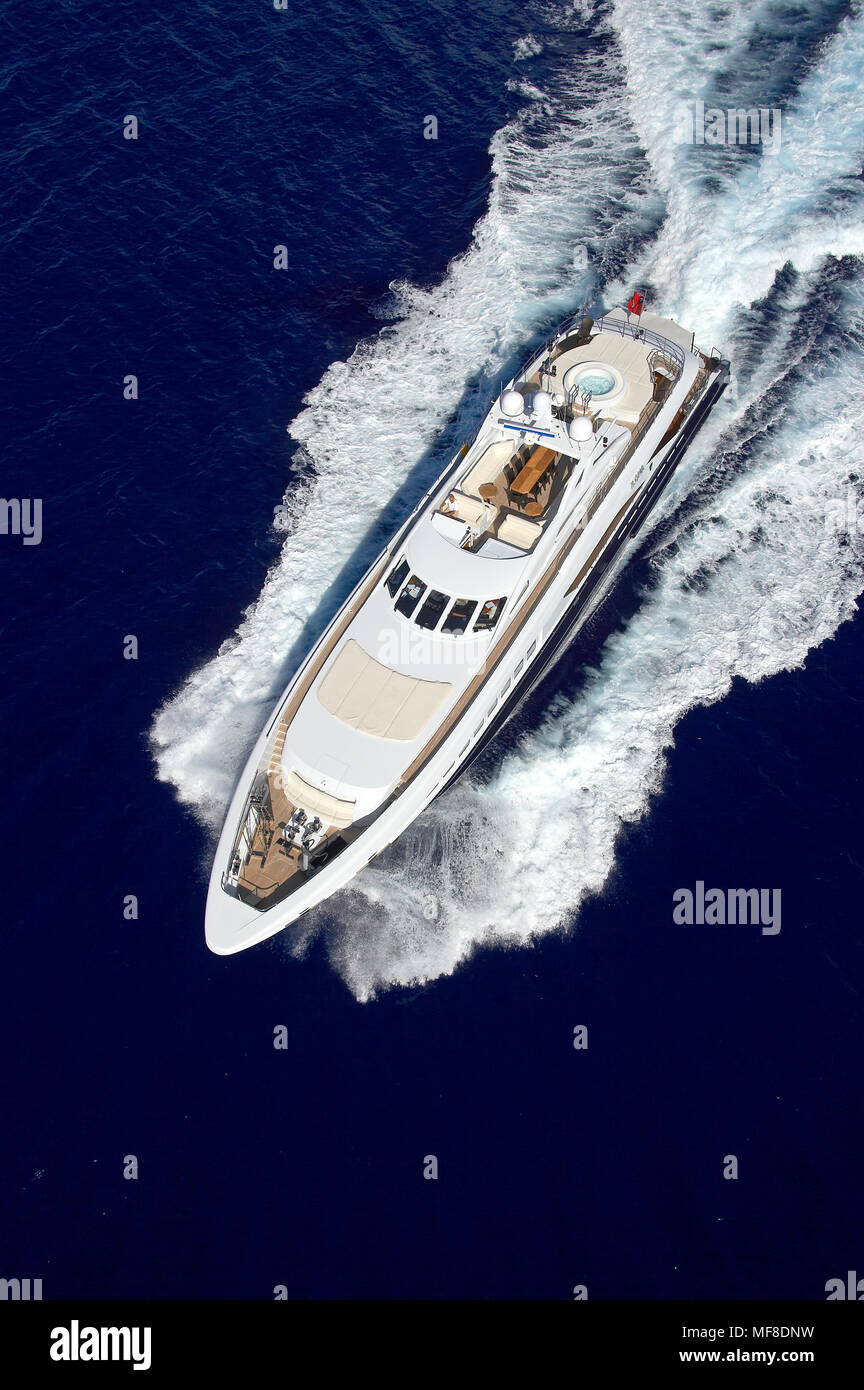 Vue aérienne du yacht de luxe Ilona en cours sur Open Waters créant un éveil époustouflant Banque D'Images