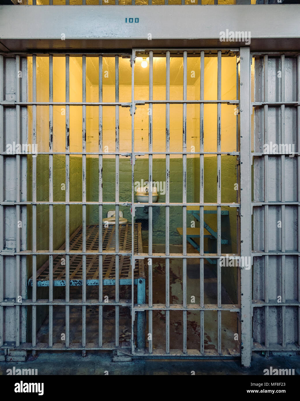Regardant dans une cellule de prison à Alcatraz Banque D'Images