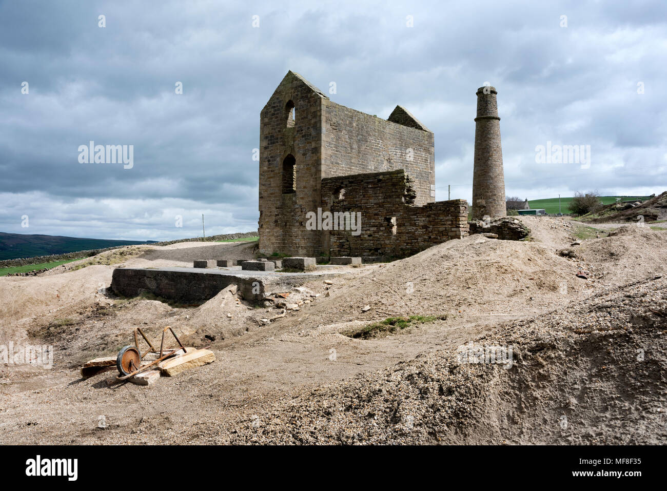 Mine de plomb Cononley, près de Skipton, Yorkshire du Nord. Mine de plomb xixe siècle historique avec moteur classique chambre, cheminée, et l'embarras des tas. Banque D'Images