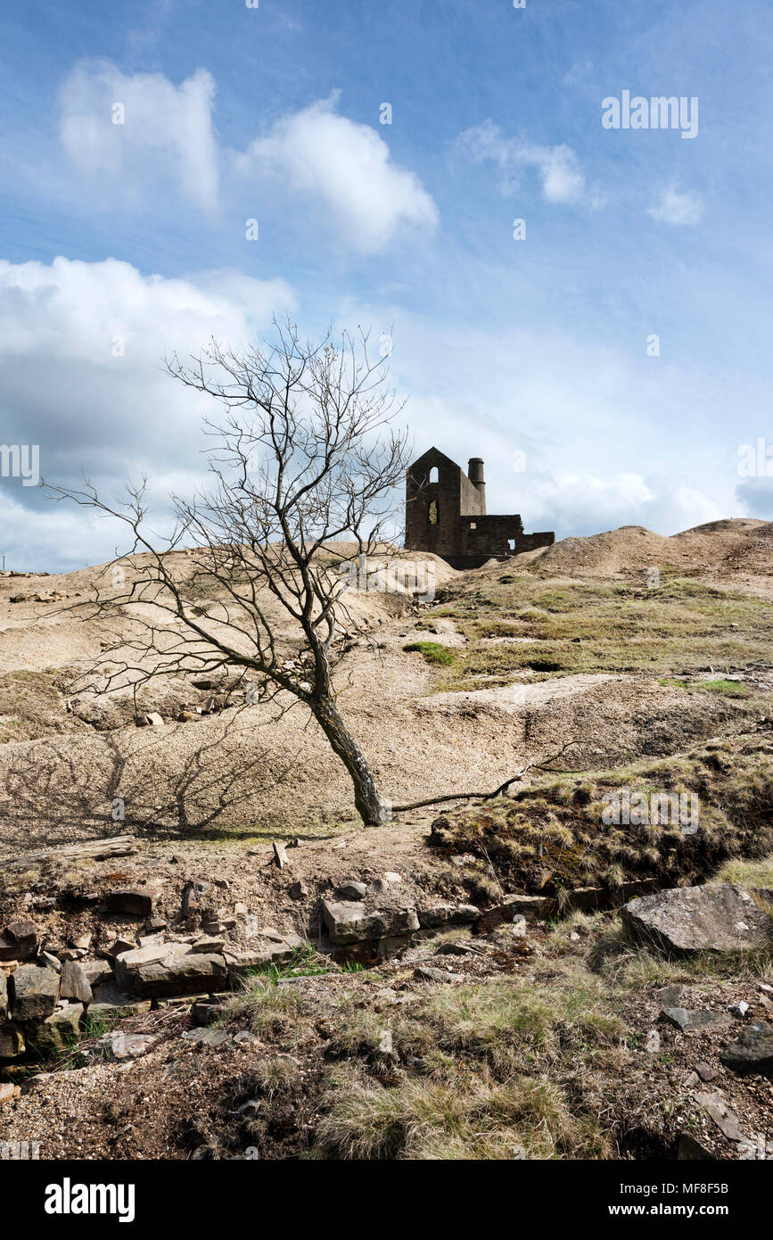Mine de plomb Cononley, près de Skipton, Yorkshire du Nord. Mine de plomb xixe siècle historique avec moteur classique chambre, cheminée, et l'embarras des tas. Banque D'Images
