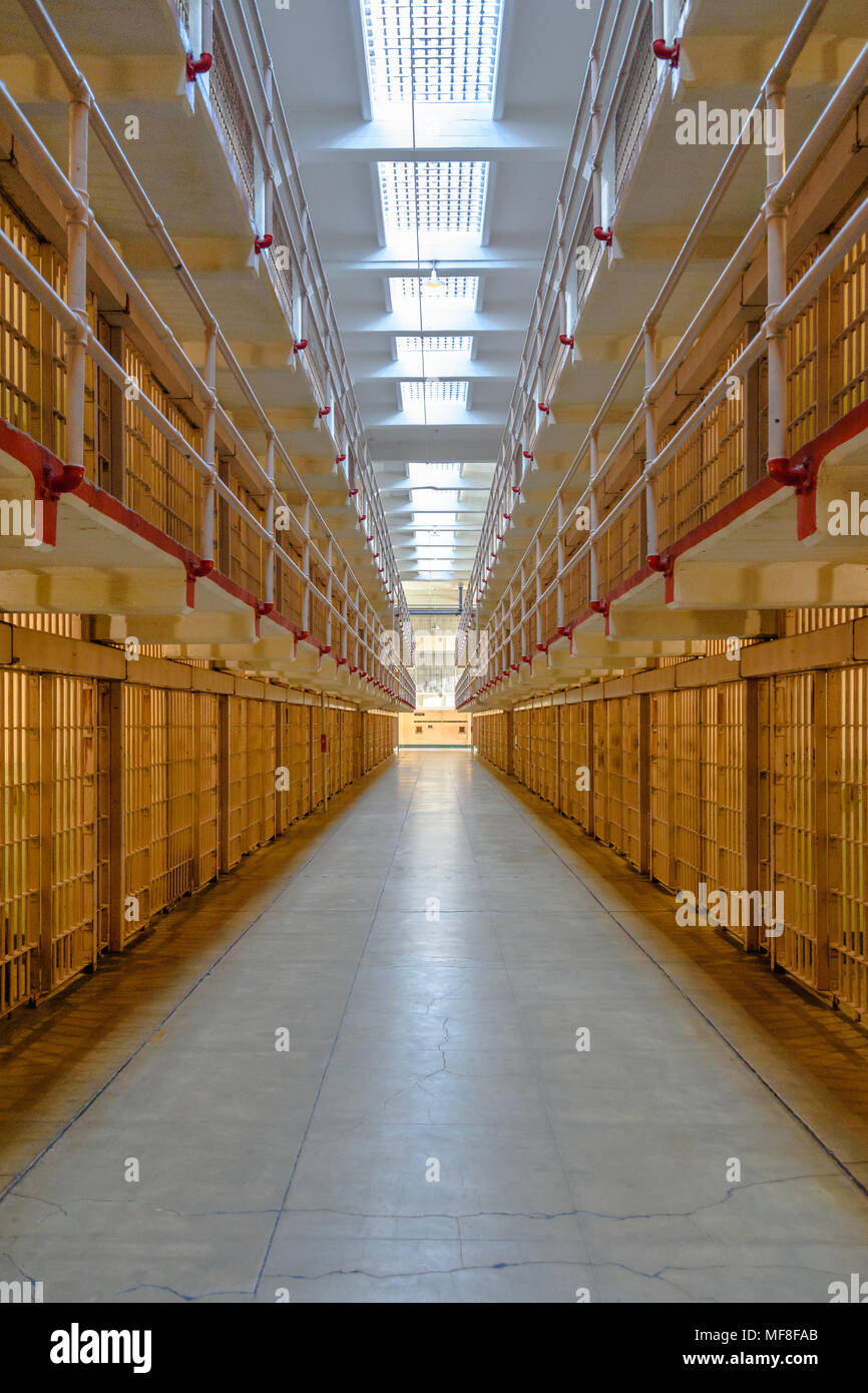En regardant l'allée centrale de cellules de prison à Alcatraz Banque D'Images