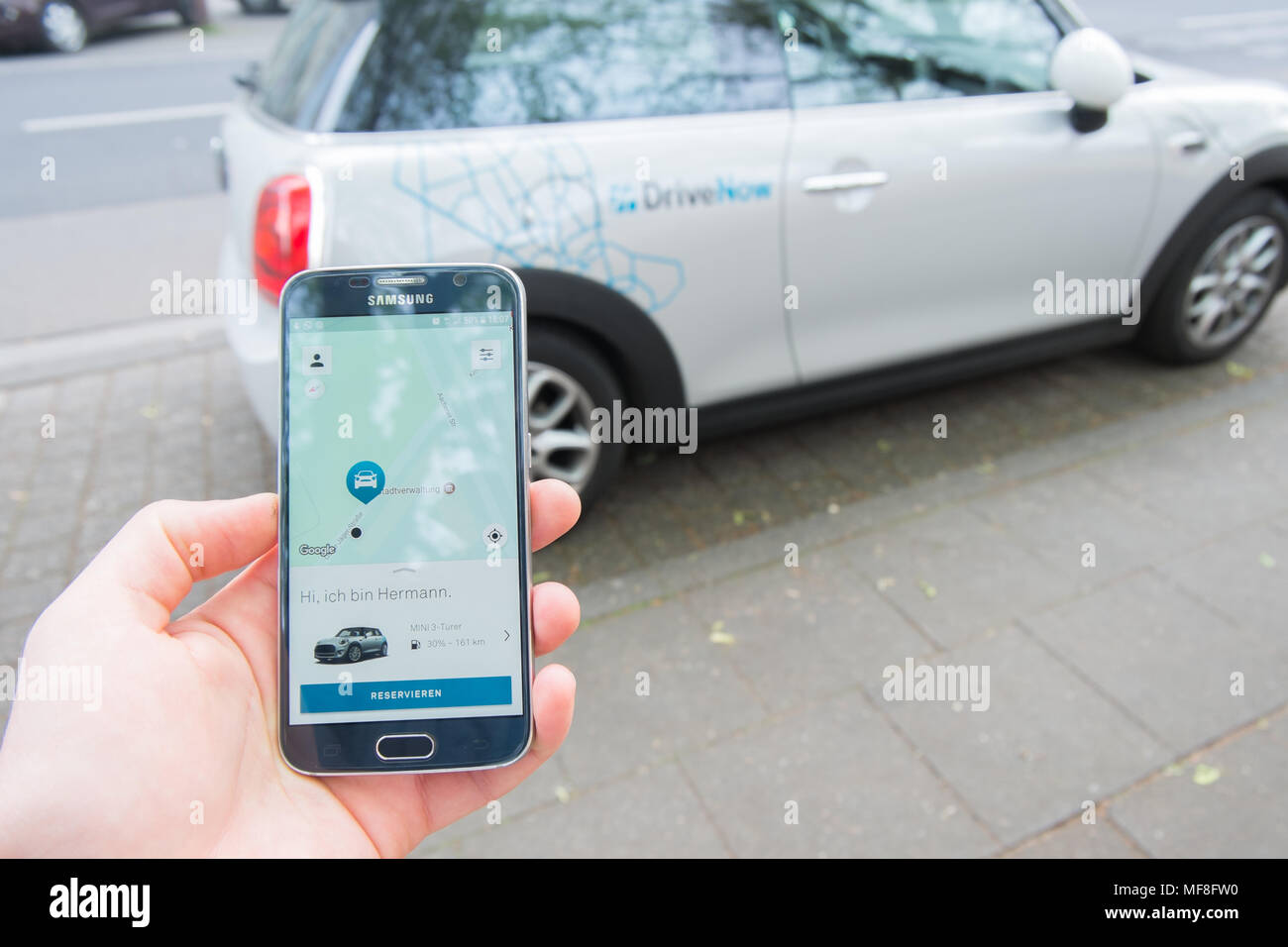 Réservation d'un DriveNow Carsharing Mini sur mobile, Köln, Lindenthal Banque D'Images