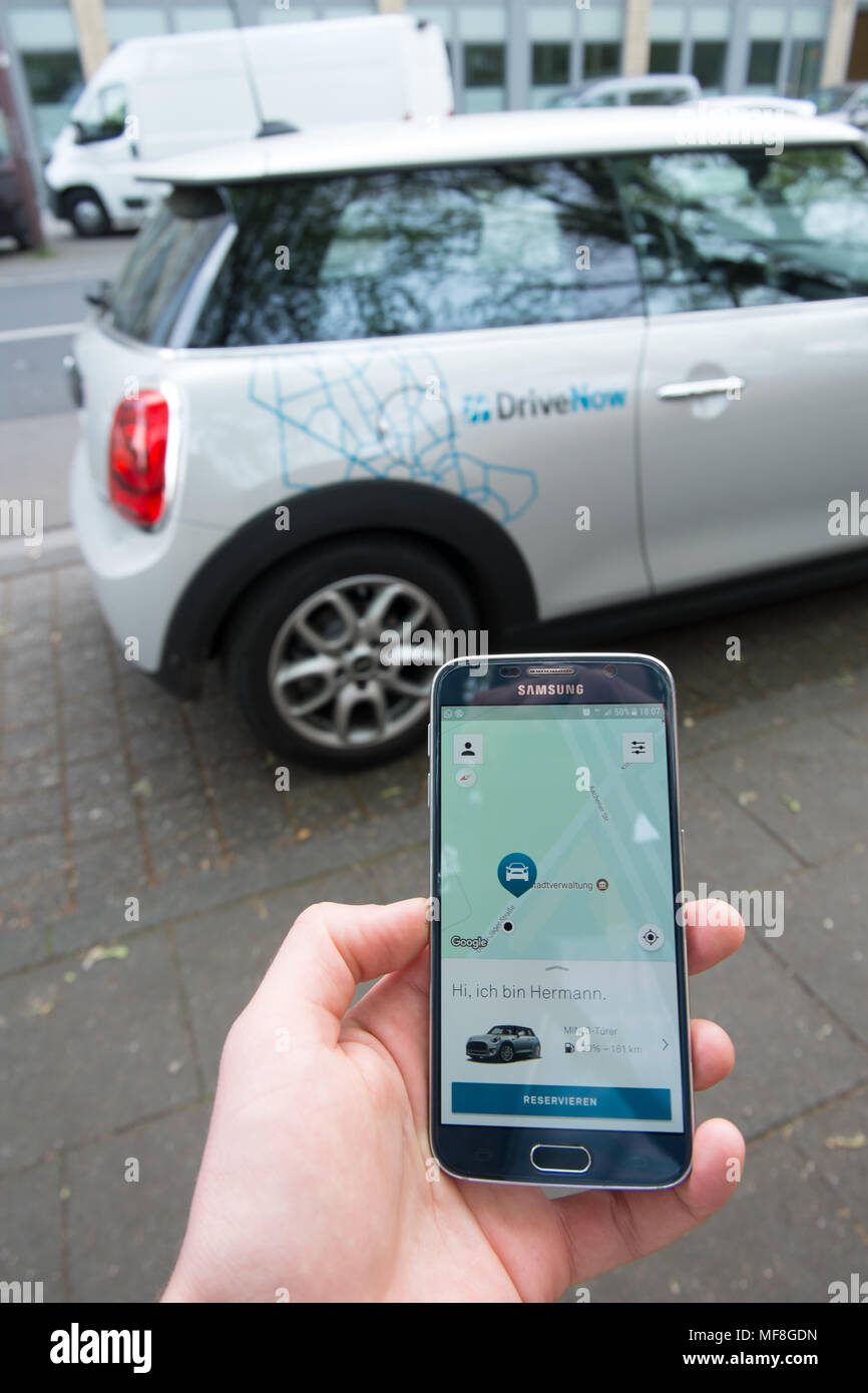 Réservation d'un DriveNow Carsharing Mini sur mobile, Köln, Lindenthal Banque D'Images