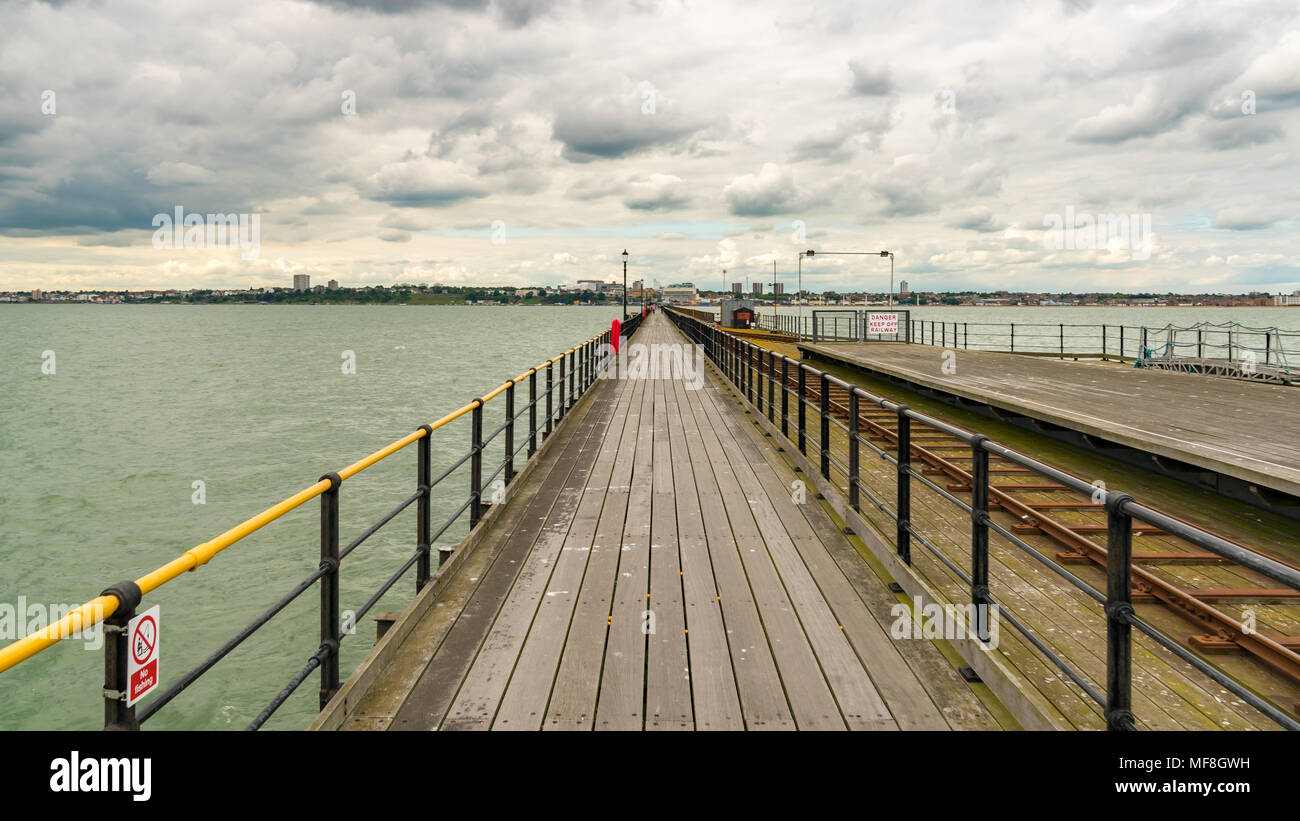 Southend-on-Sea, Essex, Angleterre, Royaume-Uni - Mai 30, 2017 : Avis de Southend Pier (jetée la plus longue au monde) vers Southend Banque D'Images