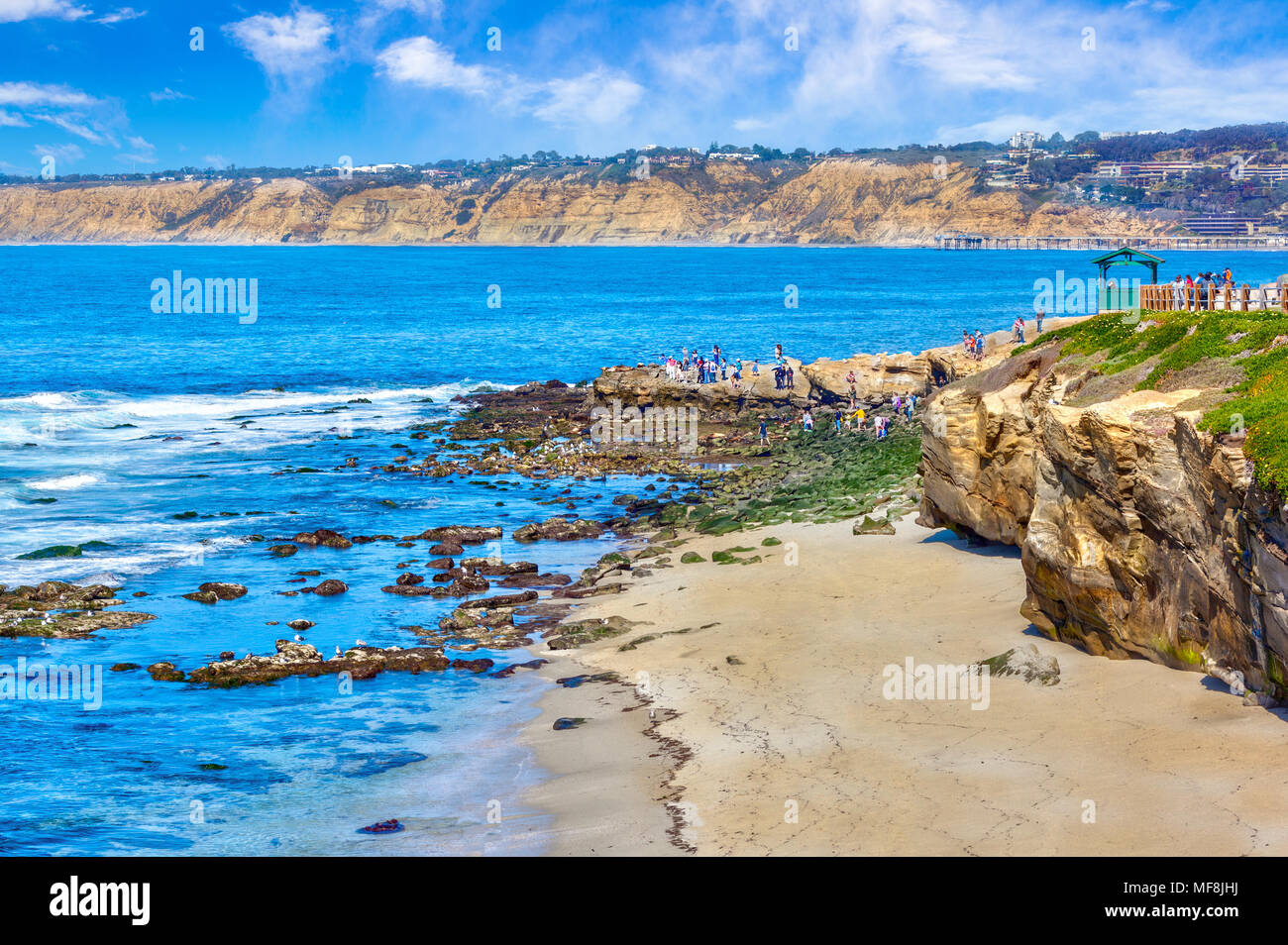 En fin d'après-midi ensoleillée à la populaire station balnéaire pittoresque de La Jolla Cove à San Diego, Californie. Banque D'Images