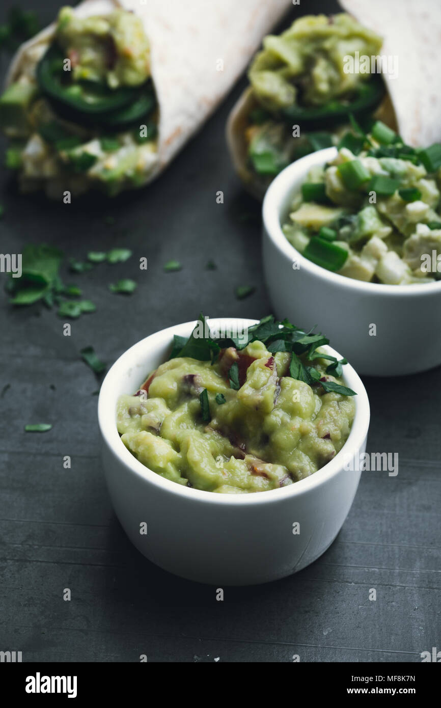 Salade aux oeufs et sauce guacamole sur fond gris, tortillas de farine Banque D'Images