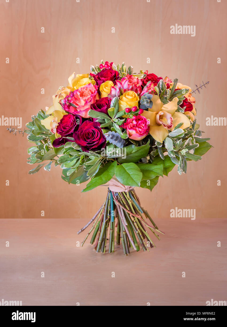 Beau Bouquet De Fleurs Roses Multicolores Avec Des Feuilles