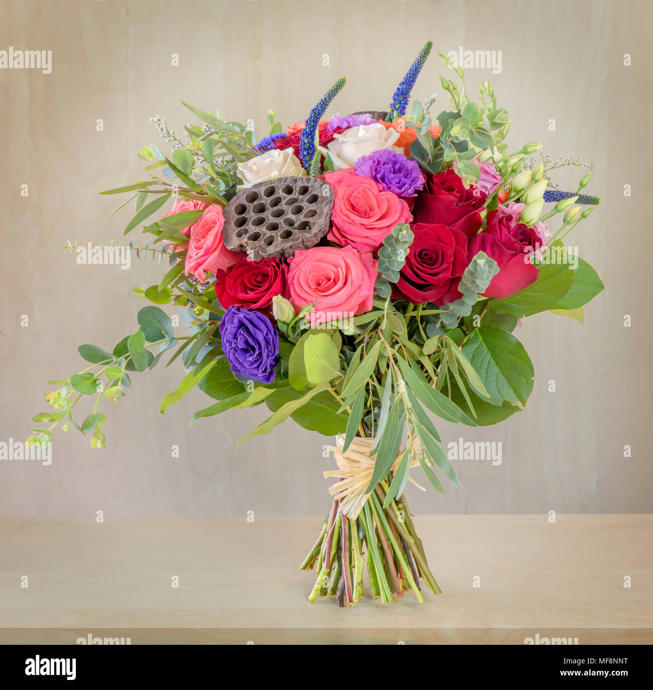 Un Beau Bouquet De Fleurs Roses Multicolores Avec Des