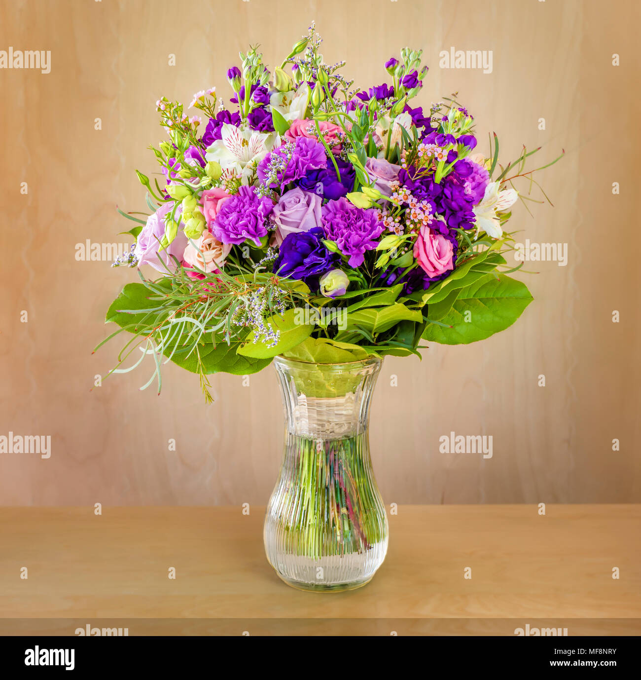 Un Beau Bouquet De Fleurs Roses Multicolores Avec Des