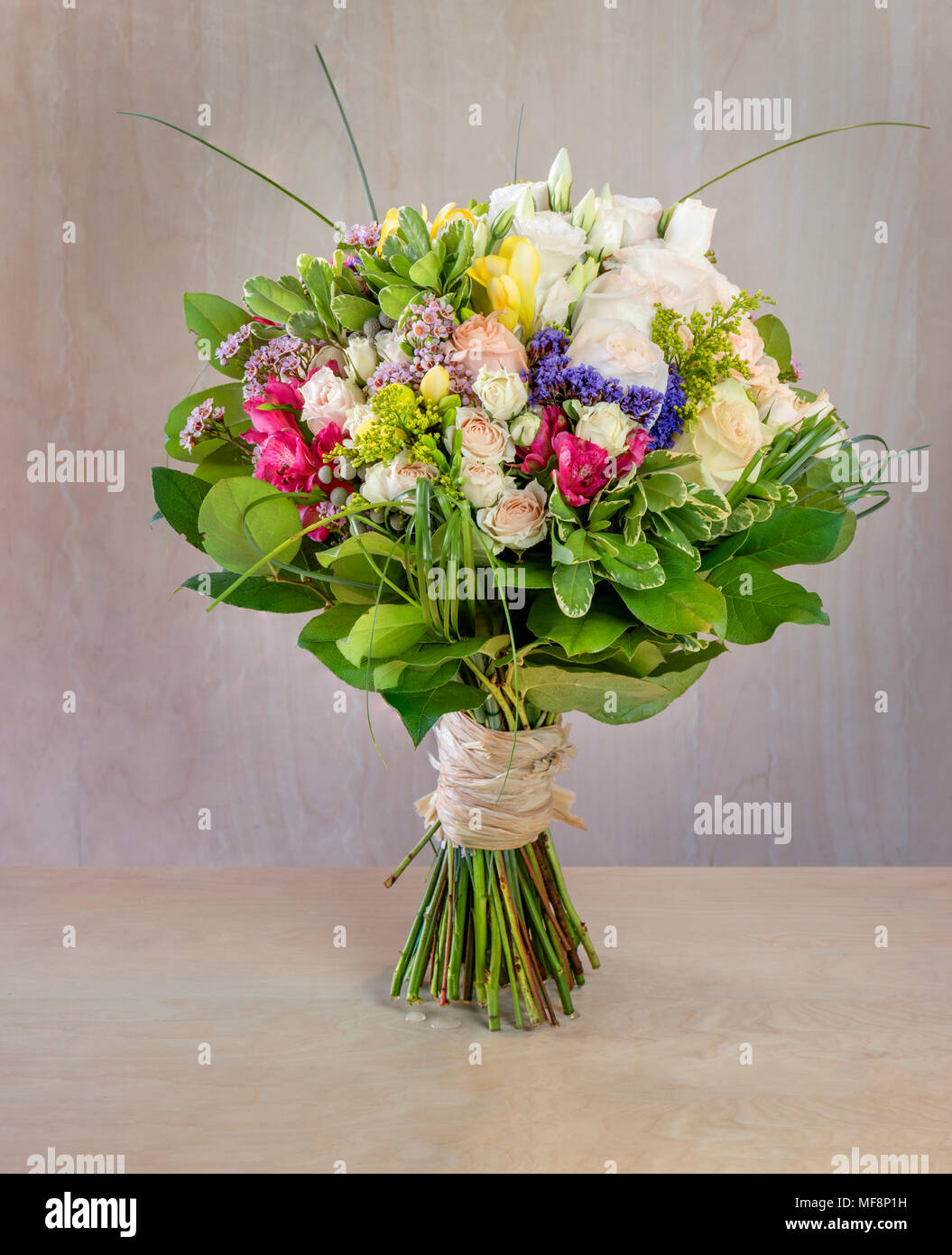 Beau Bouquet De Fleurs Roses Multicolores Avec Des Feuilles