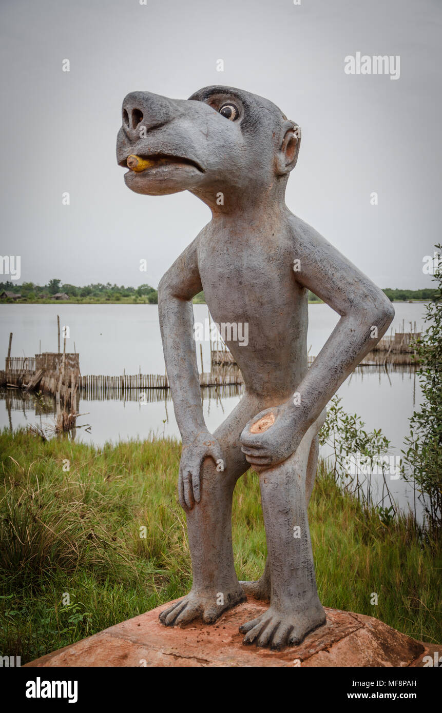 Arit contemporain en forme de sculpture chien debout en face du lac Banque D'Images