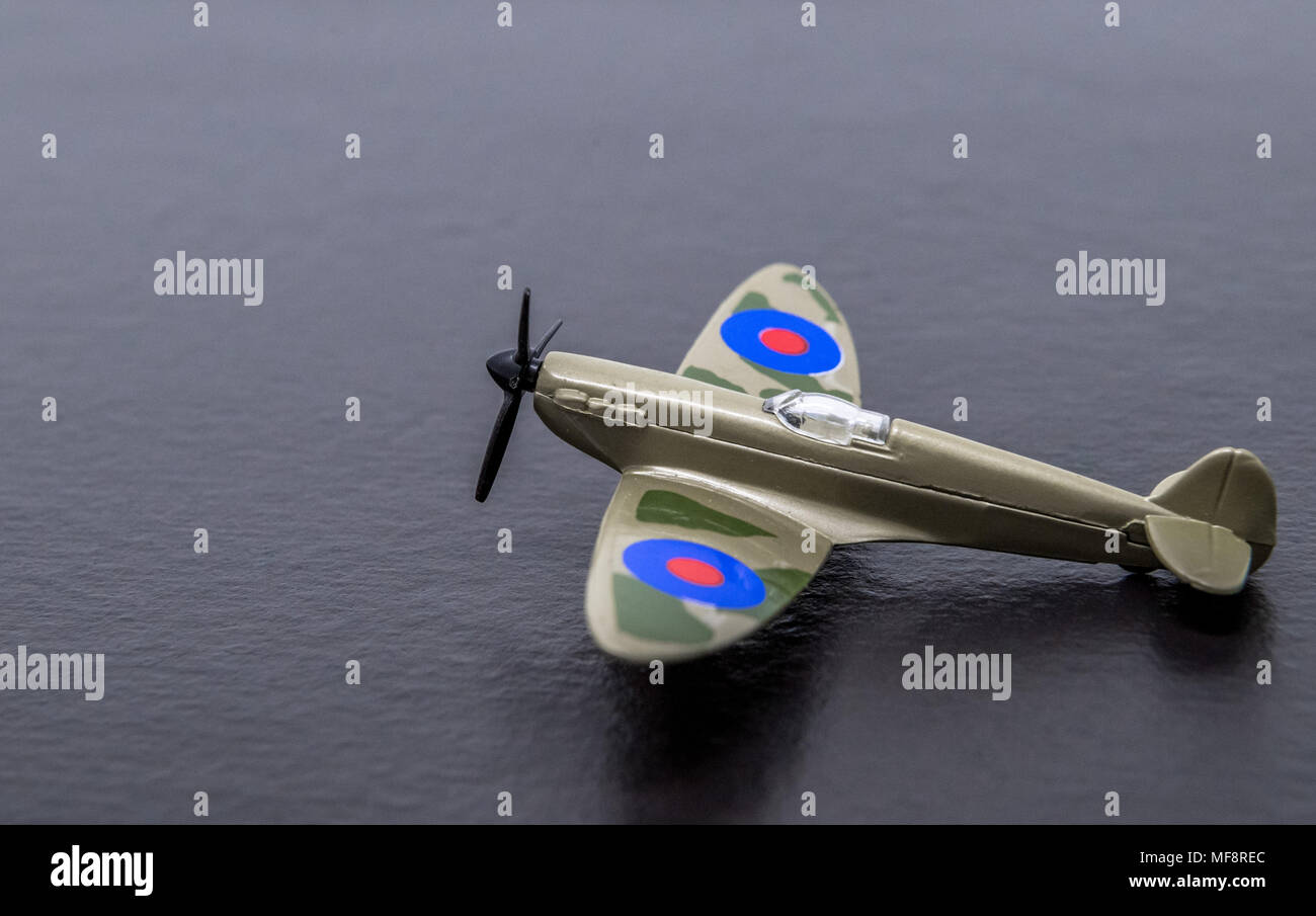 Miniture diecast réplique d'une seconde guerre mondiale chasseur Spitfire de la RAF. Banque D'Images