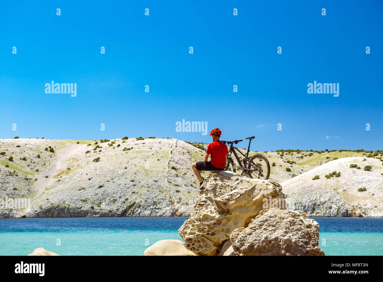 Du vélo de montagne à la vue et à voyager en vélo en été mer paysage. Homme de rouler à vélo dans les montagnes et la plage. La motivation de remise en forme, inspira Banque D'Images