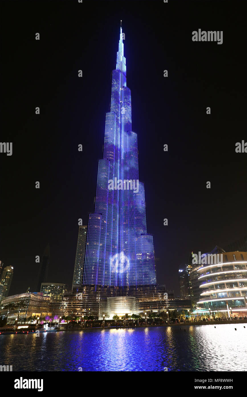 Dubaï, Émirats arabes unis. 24 avril 2018. La Burj Khalifa, le plus haut bâtiment du monde, a été illuminée en bleu avec des portraits de personnages Captain America et Bucky Barnes pour annoncer le film Marvel, Avengers, Infinity War in Dubai, UAE. Le bâtiment montre l'expression, deux jours d'aller et de décompte chaque nuit jusqu'à la sortie du film. Crédit : Paul Brown/Alamy Live News Banque D'Images