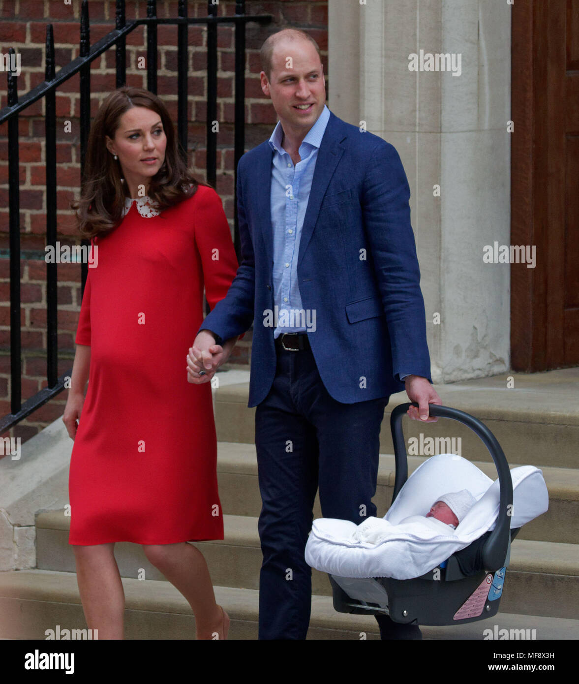 Londres Royaume Uni 23 Avril 18 Le Prince William Duc De Cambridge Et Kate Middleton Catherine Duchesse De Cambridge Montrent Leur Nouveau Bebe Fils Louis Arthur Charles Qu Ils Quittent L Aile Lindo De