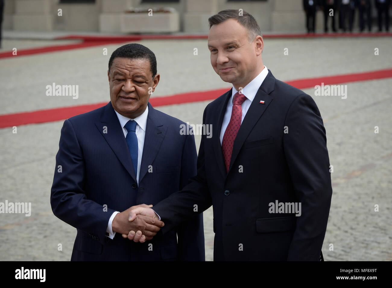 Varsovie. Apr 24, 2018. Le président polonais Andrzej Duda (R), serre la main avec la visite du Président de l'Ethiopie Mulatu Teshome au palais présidentiel de Varsovie, Pologne le 24 avril 2018. Credit : Jaap Arriens/Xinhua/Alamy Live News Banque D'Images