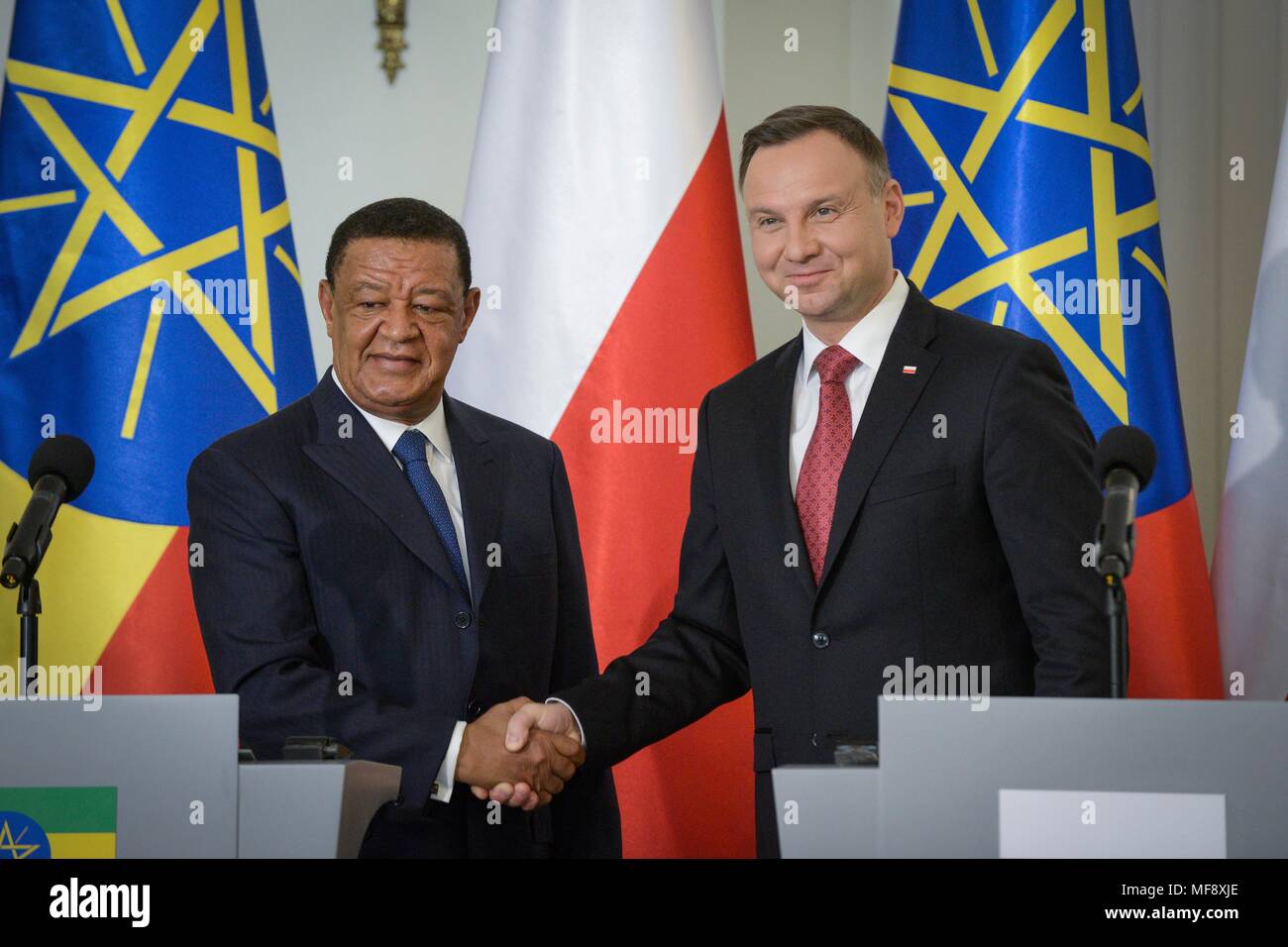 Varsovie. Apr 24, 2018. Le président polonais Andrzej Duda (R), serre la main avec la visite du Président de l'Ethiopie Mulatu Teshome lors d'une conférence de presse au Palais présidentiel de Varsovie, Pologne le 24 avril 2018. Credit : Jaap Arriens/Xinhua/Alamy Live News Banque D'Images