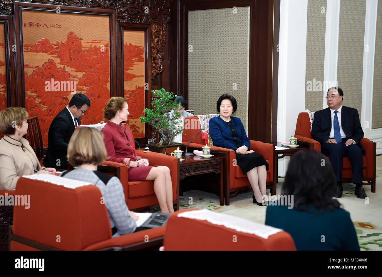 Beijing, Chine. Apr 24, 2018. Le vice-Premier ministre chinois rencontre Meilaneast Road Sun Organisation des Nations Unies pour l'enfance (UNICEF) Directeur exécutif Henrietta Fore à Beijing, capitale de Chine, le 24 avril 2018. Credit : Zhang Ling/Xinhua/Alamy Live News Banque D'Images