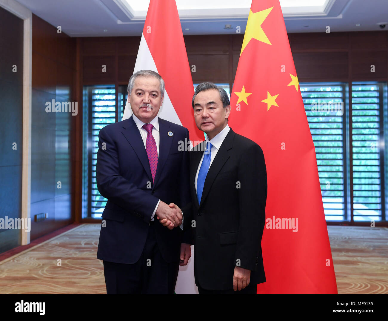 Beijing, Chine. Apr 24, 2018. Le Conseiller d'Etat chinois et le ministre des Affaires étrangères Wang Yi (R) s'entretient avec le Ministre des affaires étrangères Sirojidin Aslov tadjik à Beijing, capitale de Chine, le 24 avril 2018. Crédit : Chen Yehua/Xinhua/Alamy Live News Banque D'Images