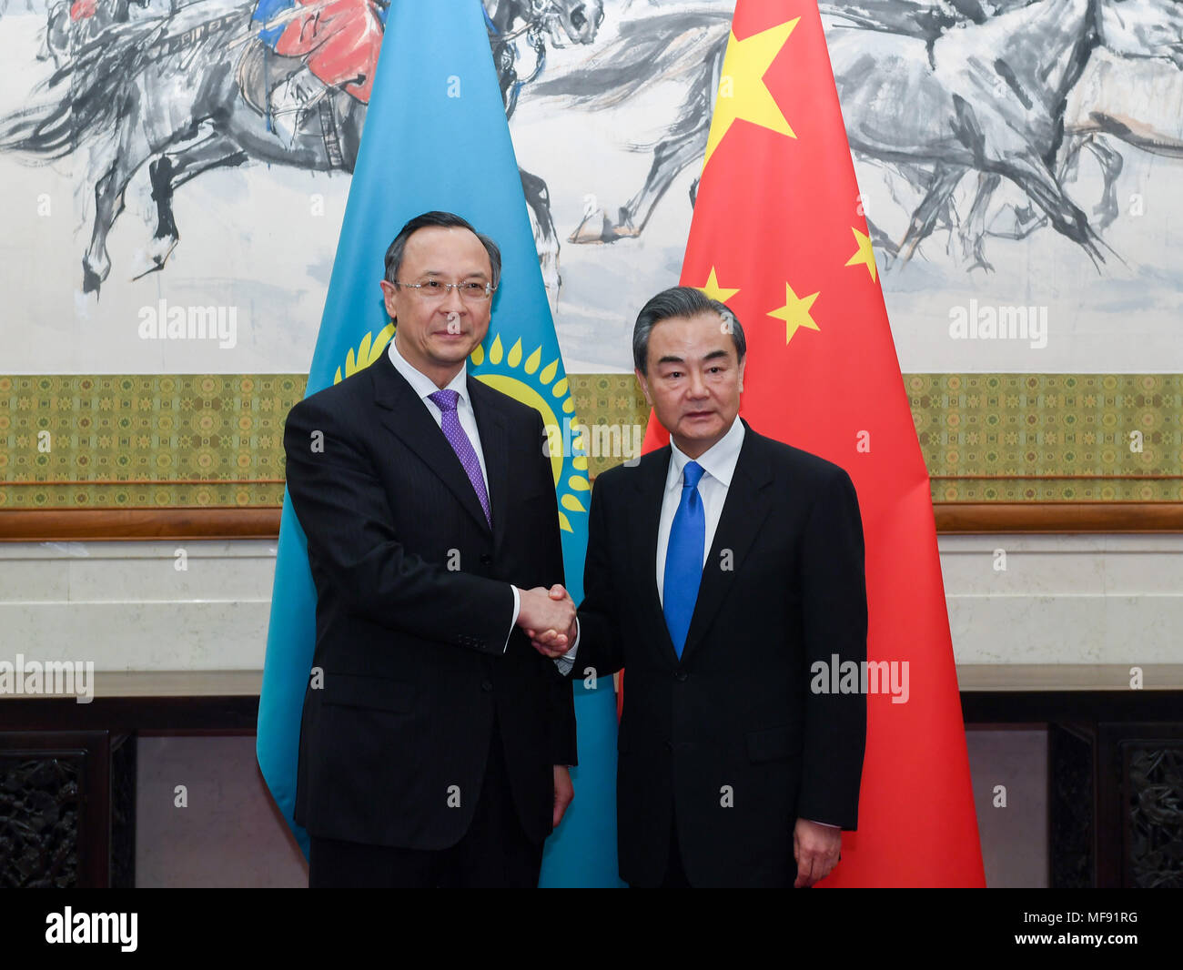 Beijing, Chine. Apr 24, 2018. Le Conseiller d'Etat chinois et le ministre des Affaires étrangères Wang Yi (R) s'entretient avec le Ministre des affaires étrangères kazakh Kairat Abdrakhmanov à Beijing, capitale de Chine, le 24 avril 2018. Crédit : Chen Yehua/Xinhua/Alamy Live News Banque D'Images