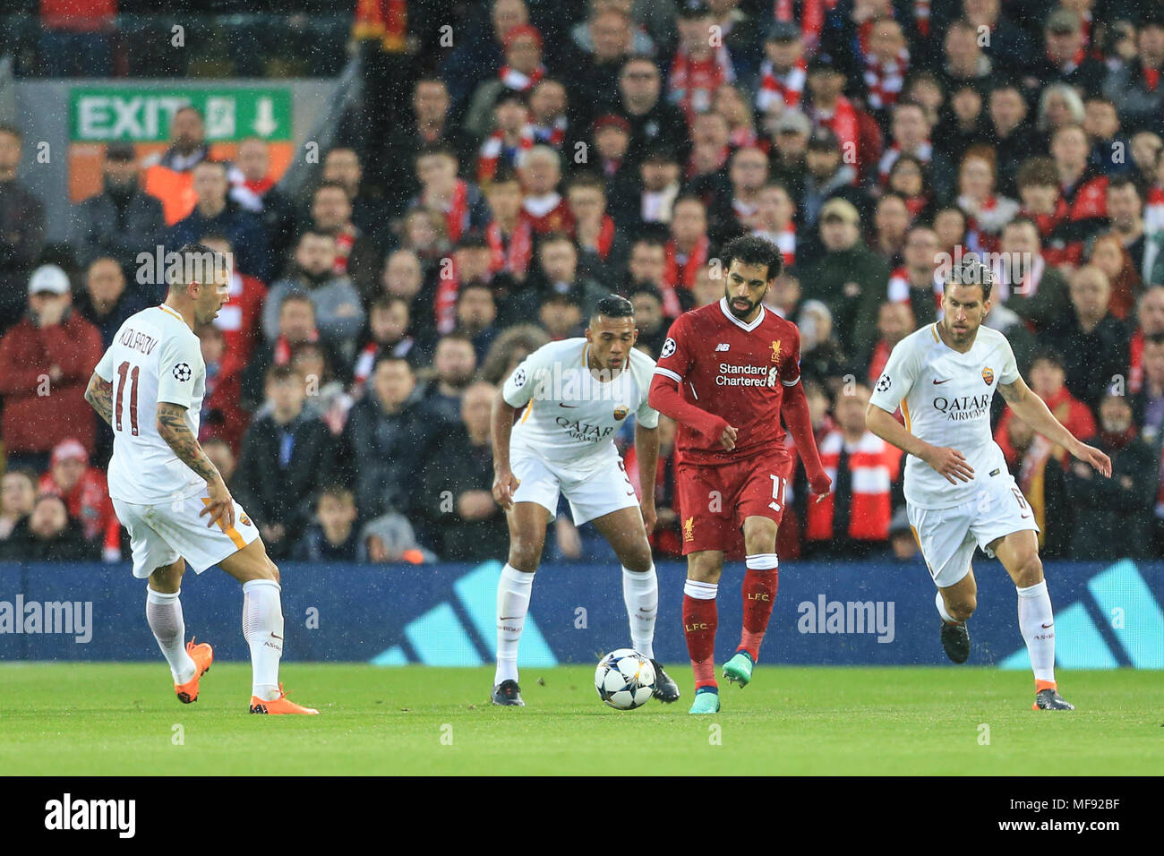 24 AVRIL 2018 , Anfield, Liverpool, Angleterre ; demi-finale de la Ligue des Champions de l'UAFA, première étape, Liverpool v Roma ; Mohamed Salah de Liverpool passe le ballon comme il vient sous pression Banque D'Images