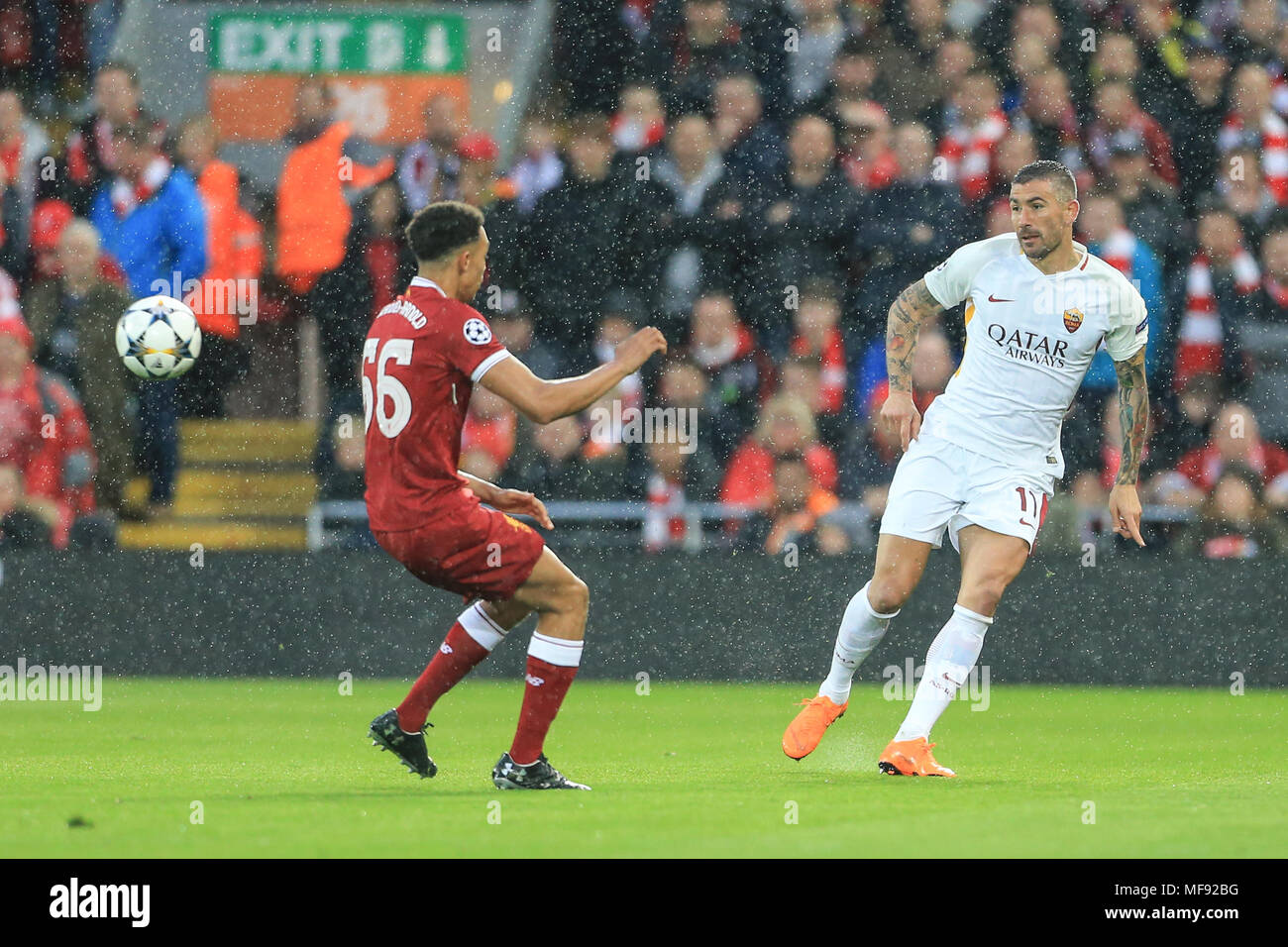 24 AVRIL 2018 , Anfield, Liverpool, Angleterre ; demi-finale de la Ligue des Champions de l'UAFA, première étape, Liverpool v Roma Aleksandar Kolarov des Roms ; traverse la balle aussi Alexander-Arnold Trent de pressions de Liverpool Banque D'Images