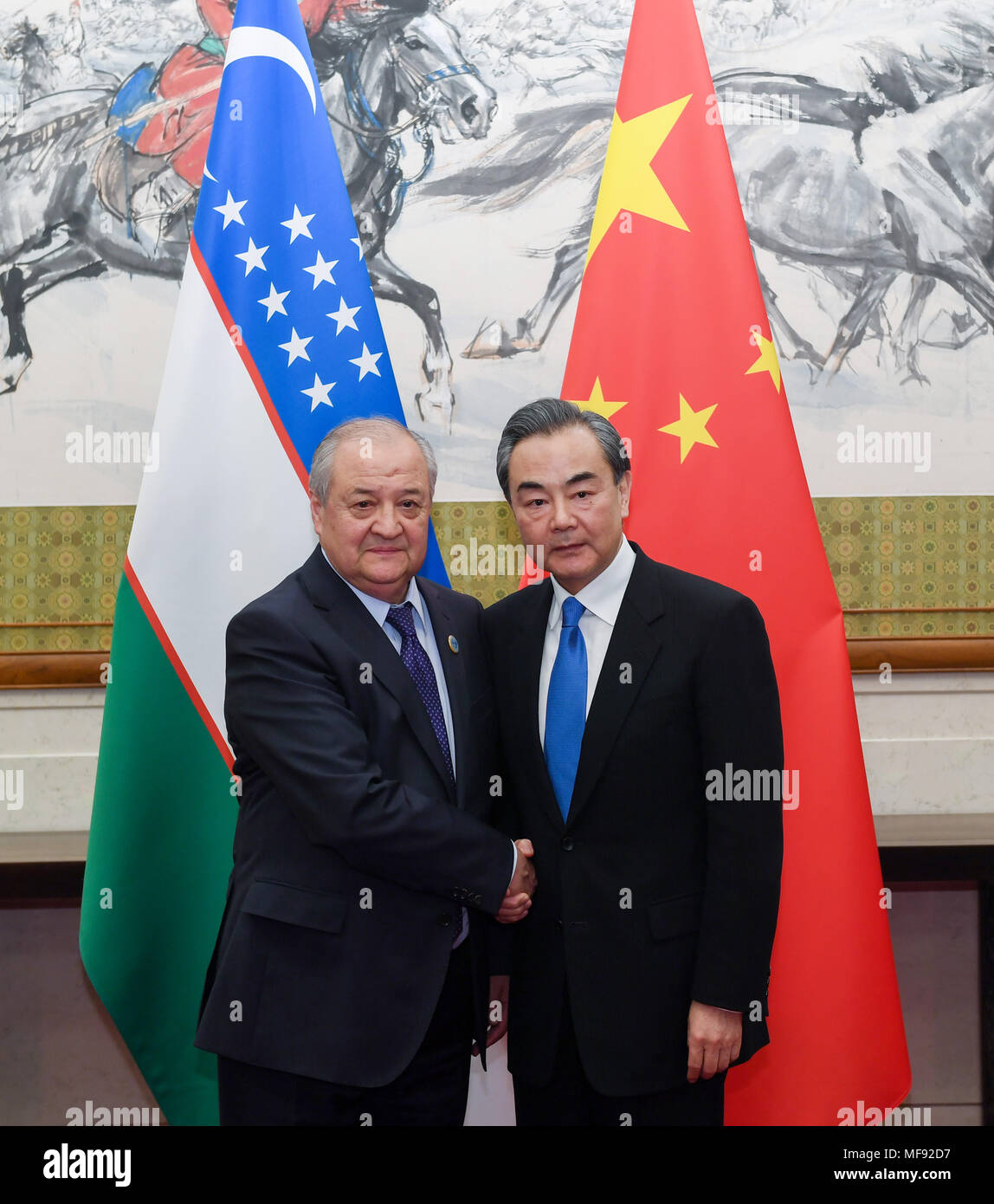 Beijing, Chine. Apr 24, 2018. Le Conseiller d'Etat chinois et le ministre des Affaires étrangères Wang Yi (R) s'entretient avec le Ministre des affaires étrangères, M. Abdulaziz Kamilov ouzbek à Beijing, capitale de Chine, le 24 avril 2018. Crédit : Chen Yehua/Xinhua/Alamy Live News Banque D'Images