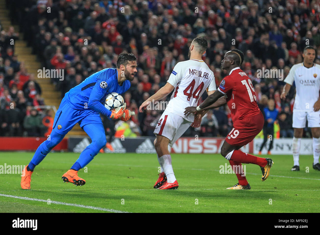 24 AVRIL 2018 , Anfield, Liverpool, Angleterre ; demi-finale de la Ligue des Champions de l'UAFA, première étape, Liverpool v Roma ; Alisson Becker de Roma attrape la balle comme Sadio Mane de Liverpool poursuit le ballon à Banque D'Images