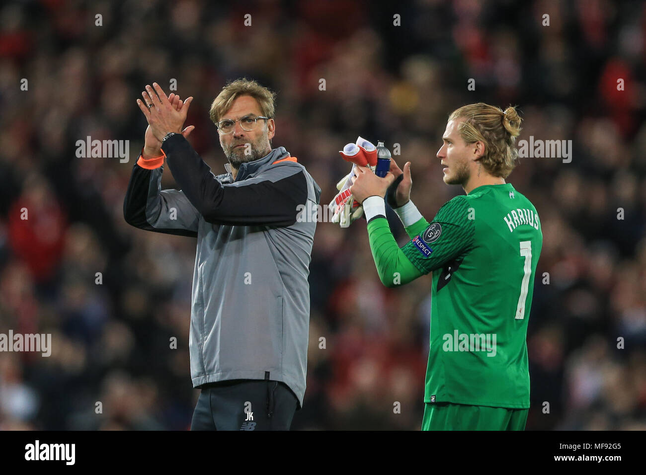 24 AVRIL 2018 , Anfield, Liverpool, Angleterre ; demi-finale de la Ligue des Champions de l'UAFA, première étape, Liverpool v Roma ; Jurgen Klopp manager de Liverpool et Loris Karius avait de Liverpool félicite les fans après avoir remporté 5-2 Banque D'Images