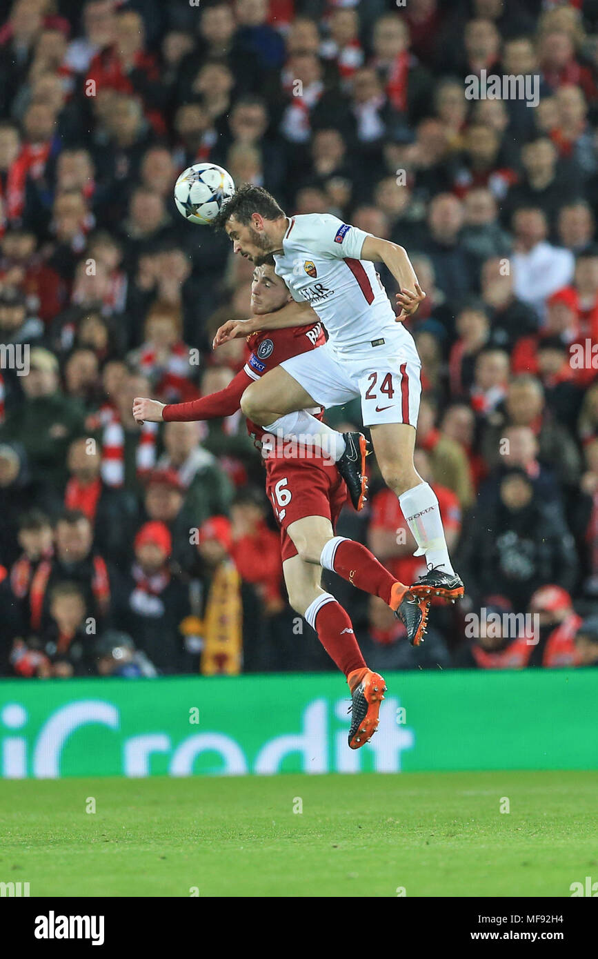 24 AVRIL 2018 , Anfield, Liverpool, Angleterre ; demi-finale de la Ligue des Champions de l'UAFA, première étape, Liverpool v Roma ; Alessandro Florenzi de Roma gagne la coupe de Andrew Robertson de Liverpool Banque D'Images