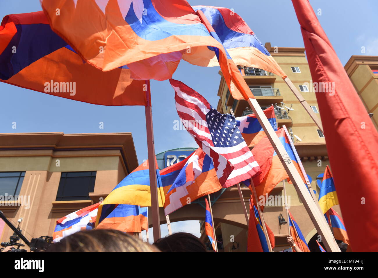 Los Angeles, USA. 24 avril 2018 - LOS ANGELES - drapeaux nationaux de l'Arménie et de l'USA pendant la 103e anniversaire de la commémoration du génocide arménien, le 24 avril. Peu d'Arménie est une communauté qui fait partie de la district de Hollywood de Los Angeles, Californie. Credit : Hayk Shalunts/Alamy Live News Banque D'Images