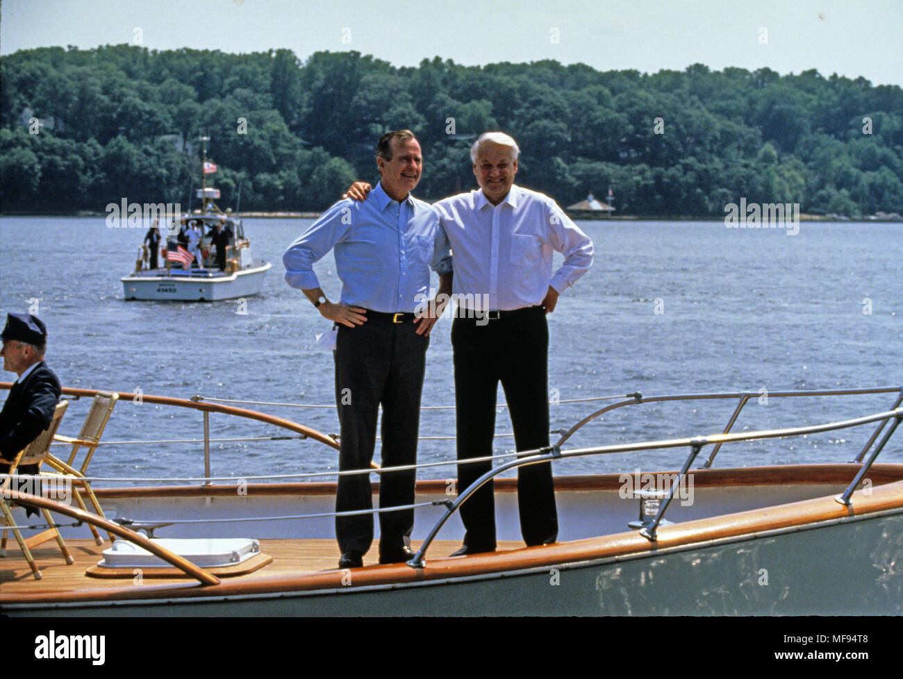 La rivière Severn, Maryland, USA. 17 Juin, 1992. Le président des États-Unis George H. W. BUSH, à gauche, et le président Boris Eltsine, de la Fédération de Russie, à droite, sur le pont comme ils prennent un tour en bateau sur la rivière Severn dans le Maryland le 17 juin 1992. Crédit : Dennis Brack/CNP/ZUMA/Alamy Fil Live News Banque D'Images