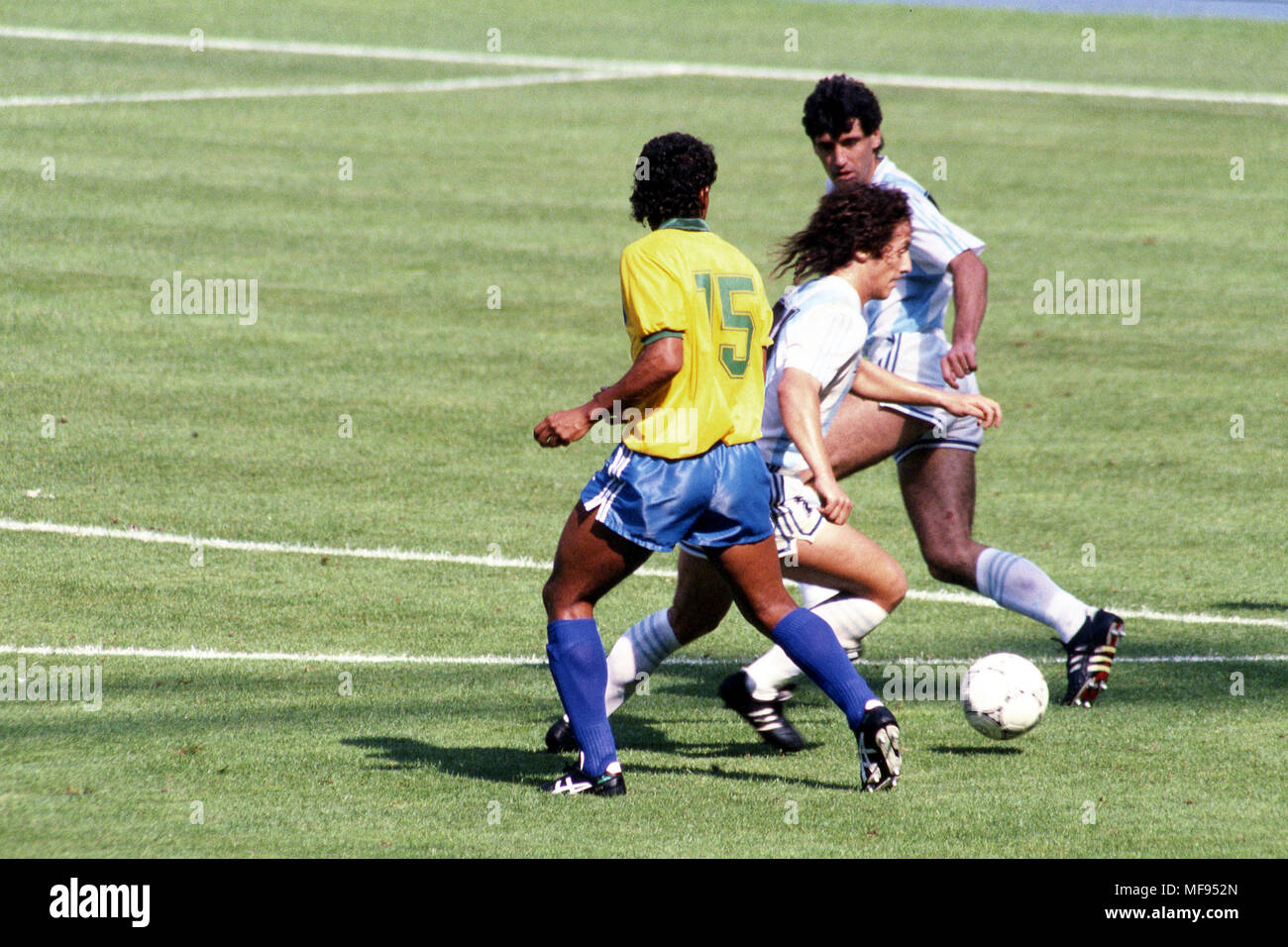 Coupe du Monde FIFA - Italia 1990 24.6.1990, Stadio Delle Alpi, Turin, Italie. Ronde de 16 match Brésil v argentine. Pedro Troglio & Juan SImon (Argentine) v Muller (Brésil). Banque D'Images