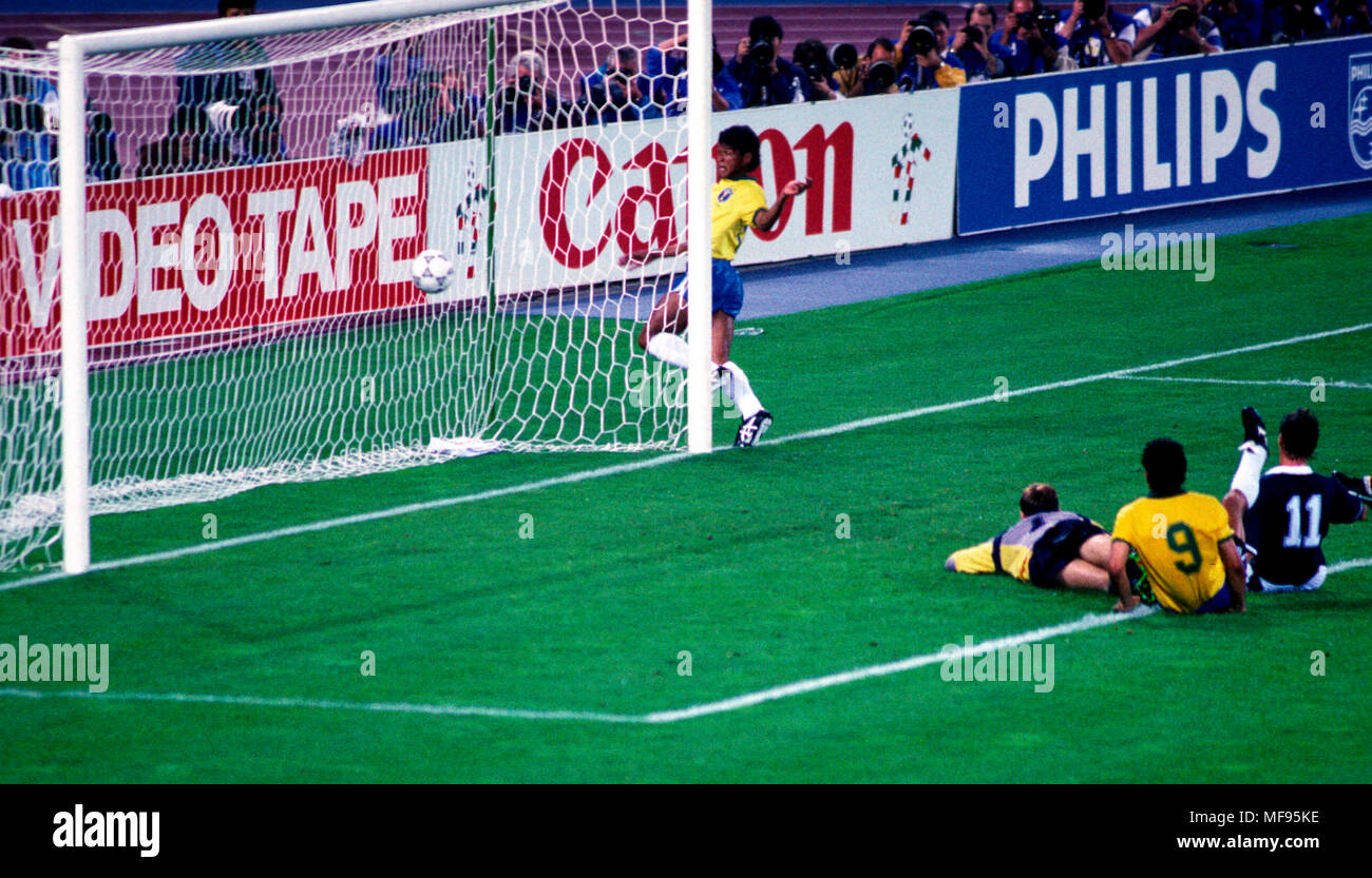 Coupe du Monde FIFA - Italia 1990 20.6.1990, Stadio Delle Alpi, Turin, Italie. Brésil v en Écosse. Muller marque le gagnant pour le Brésil. Nom complet : Lu António Corr da Costa Banque D'Images