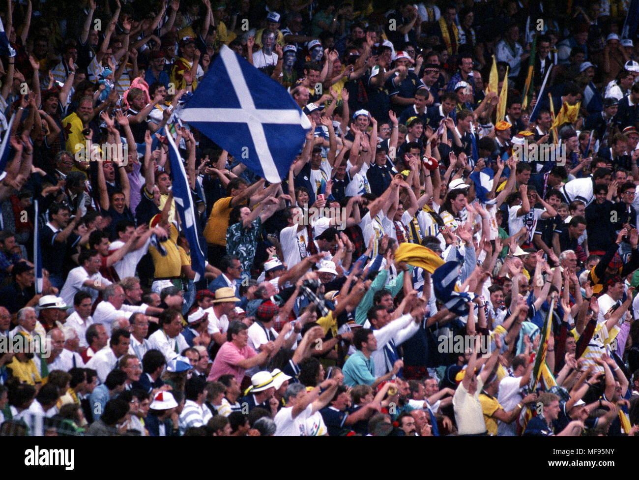 Coupe du Monde FIFA - Italia 1990 20.6.1990, Stadio Delle Alpi, Turin, Italie. Brésil v en Écosse. Les partisans de l'Écosse faisant la vague mexicaine. Banque D'Images