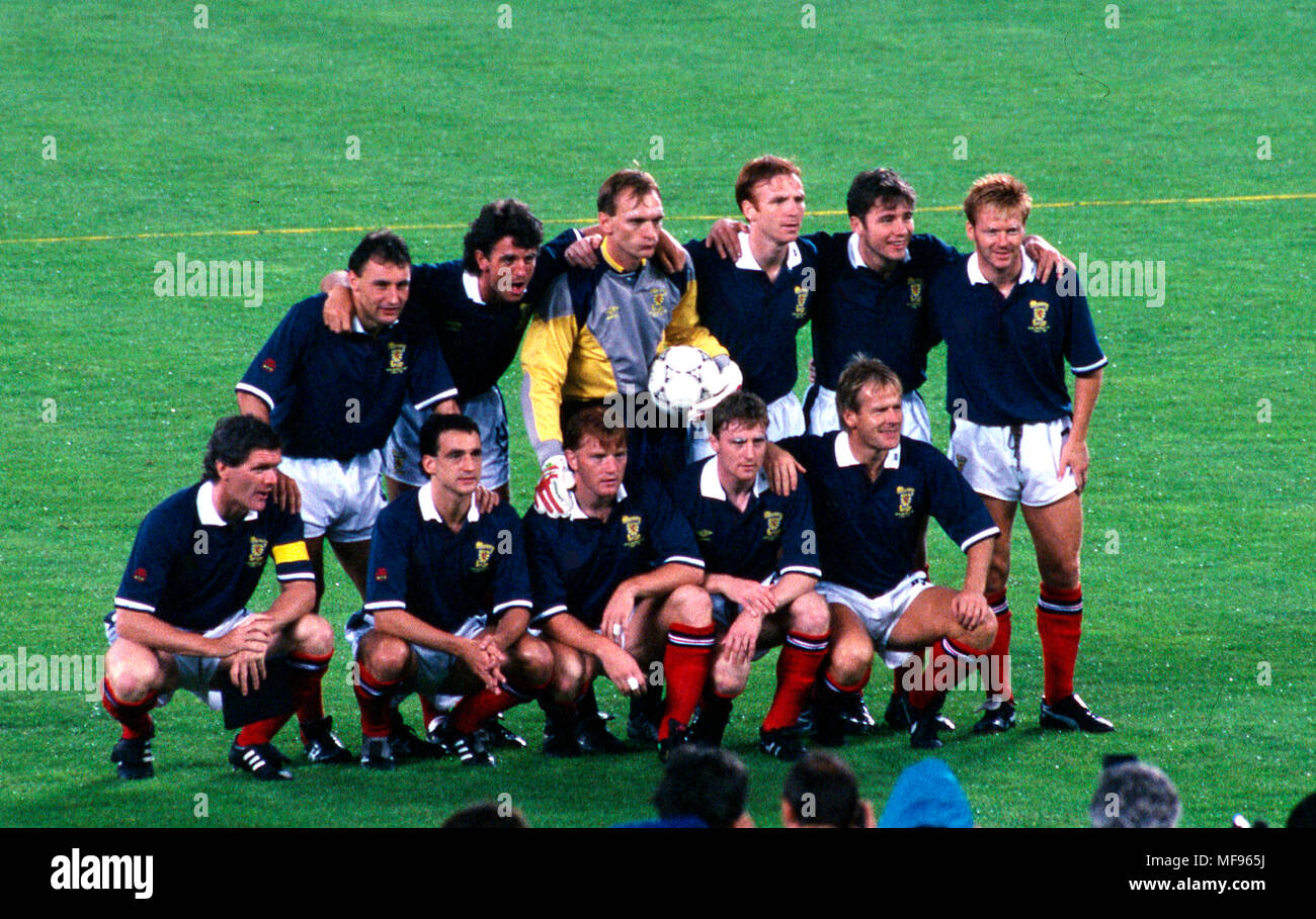 Coupe du Monde FIFA - Italia 1990 20.6.1990, Stadio Delle Alpi, Turin, Italie. Brésil v en Écosse. L'Écosse à partir XI, debout de gauche à droite : Maurice Malpas, David McPherson, Jim Leighton, Alex McLeish, Ally McCoist, Mo Johnston. S'agenouillant : Roy Aitken, Paul McStay, Stuart McCall, Stewart McKimmie, Murdo McLeod. Banque D'Images