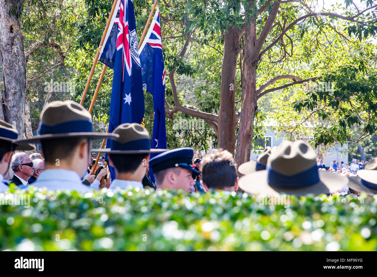 Sydney, Australie. Mercredi 25 avril 2018, Sydney, Australie. Mars et le service de l'ANZAC day à Avalon Beach pour se souvenir de ceux qui ont péri de l'Australian and New Zealand forces de défense dans les conflits du passé. Crédit : martin berry/Alamy Live News Banque D'Images
