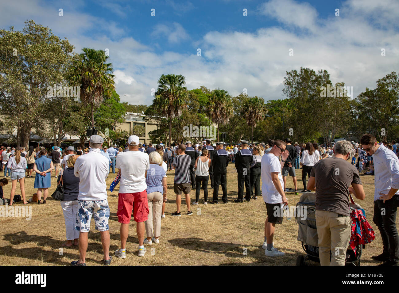 Sydney, Australie. Mercredi 25 avril 2018, Sydney, Australie. Mars et le service de l'ANZAC day à Avalon Beach pour se souvenir de ceux qui ont péri de l'Australian and New Zealand forces de défense dans les conflits du passé. Crédit : martin berry/Alamy Live News Banque D'Images