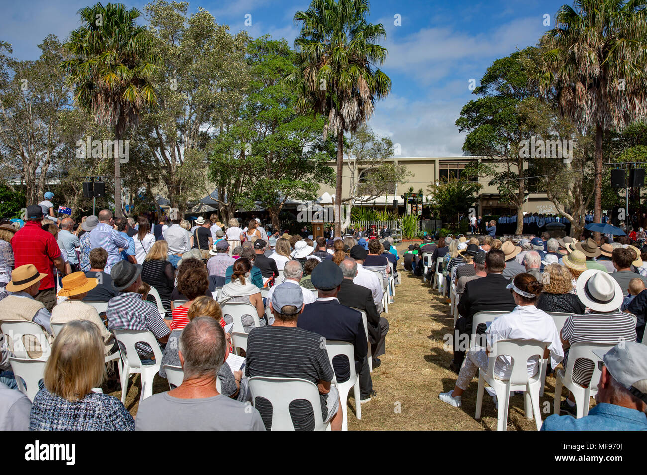 Sydney, Australie. Mercredi 25 avril 2018, Sydney, Australie. Mars et le service de l'ANZAC day à Avalon Beach pour se souvenir de ceux qui ont péri de l'Australian and New Zealand forces de défense dans les conflits du passé. Crédit : martin berry/Alamy Live News Banque D'Images