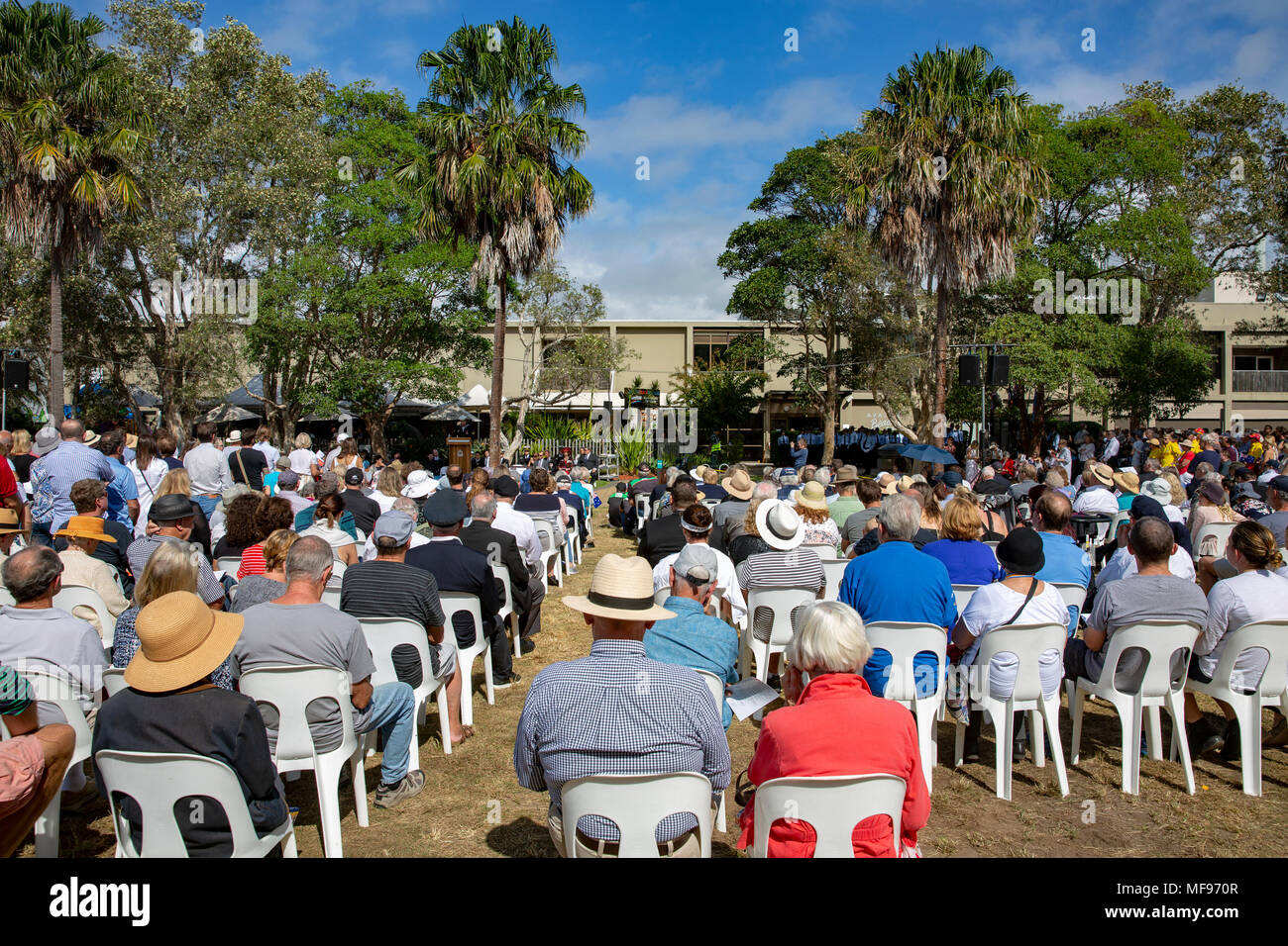 Sydney, Australie. Mercredi 25 avril 2018, Sydney, Australie. Mars et le service de l'ANZAC day à Avalon Beach pour se souvenir de ceux qui ont péri de l'Australian and New Zealand forces de défense dans les conflits du passé. Crédit : martin berry/Alamy Live News Banque D'Images